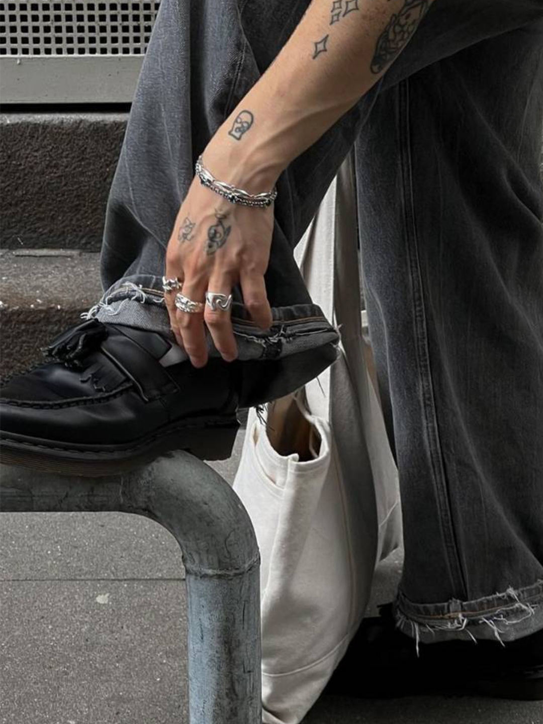 Dr. Martens x Supreme Penton Tassel Loafer Black, Clarks Wallabee Maple Suede 착용 스타일 - 7