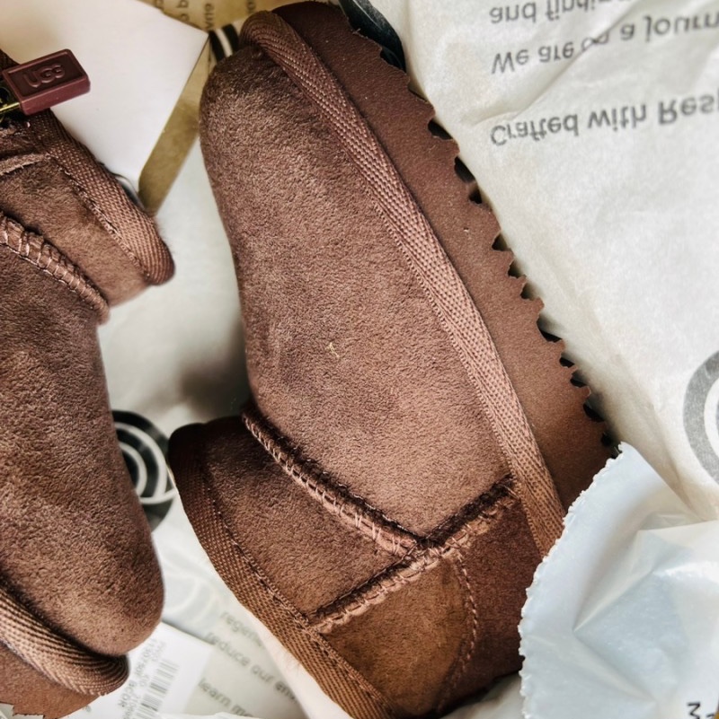 (W) UGG Classic Mini Logo Zip Boots Chestnut 착용 스타일 - 3