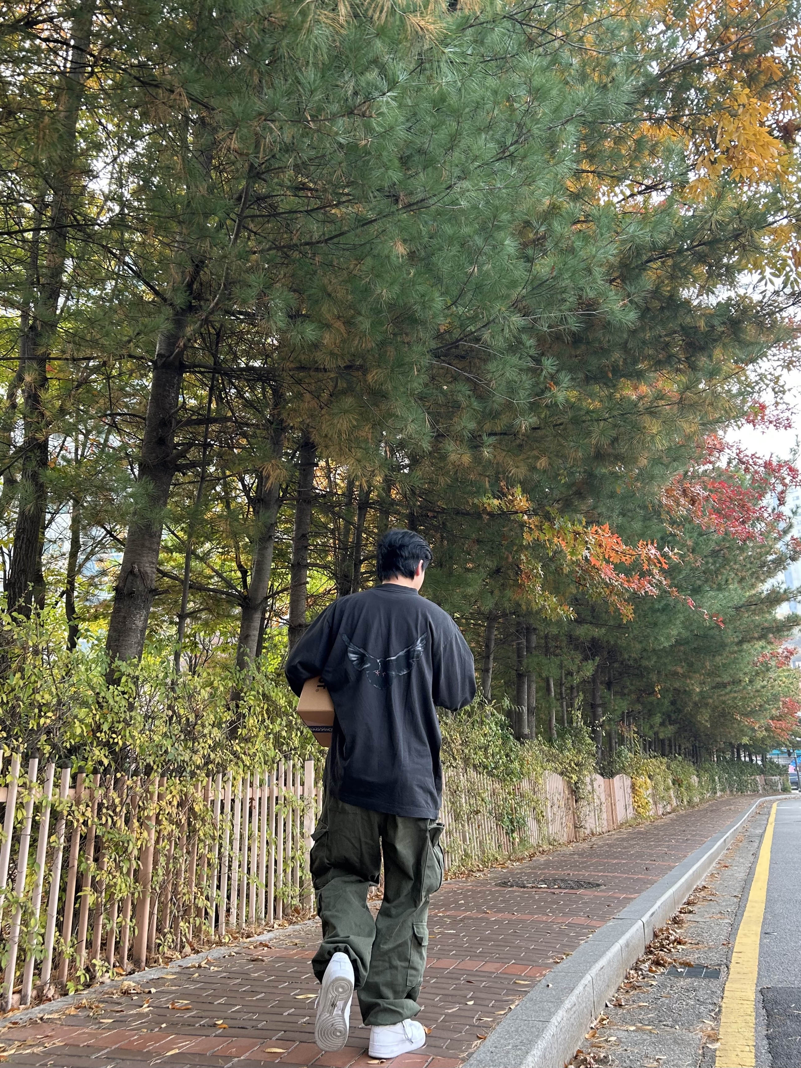 Yeezy Gap Engineered By Balenciaga Dove Long Sleeve T-Shirt Black 착용 스타일 - 1
