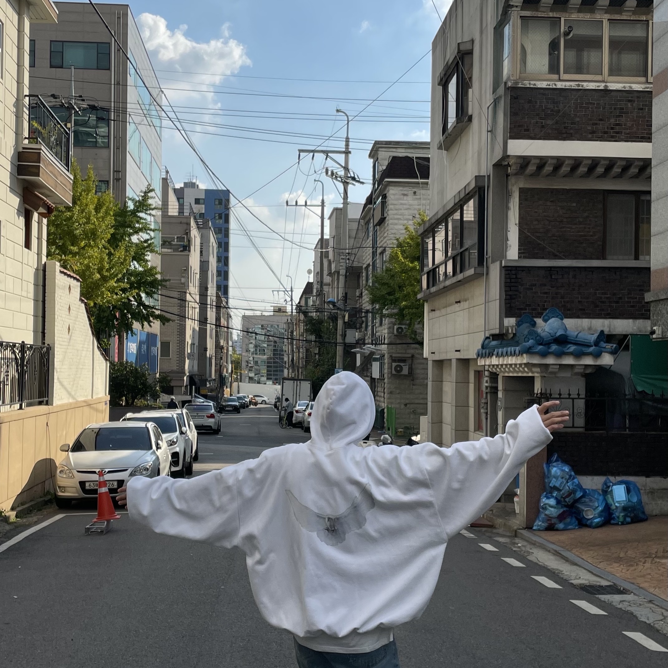 Yeezy Gap Engineered By Balenciaga Dove Hoodie White 착용 스타일 - 1