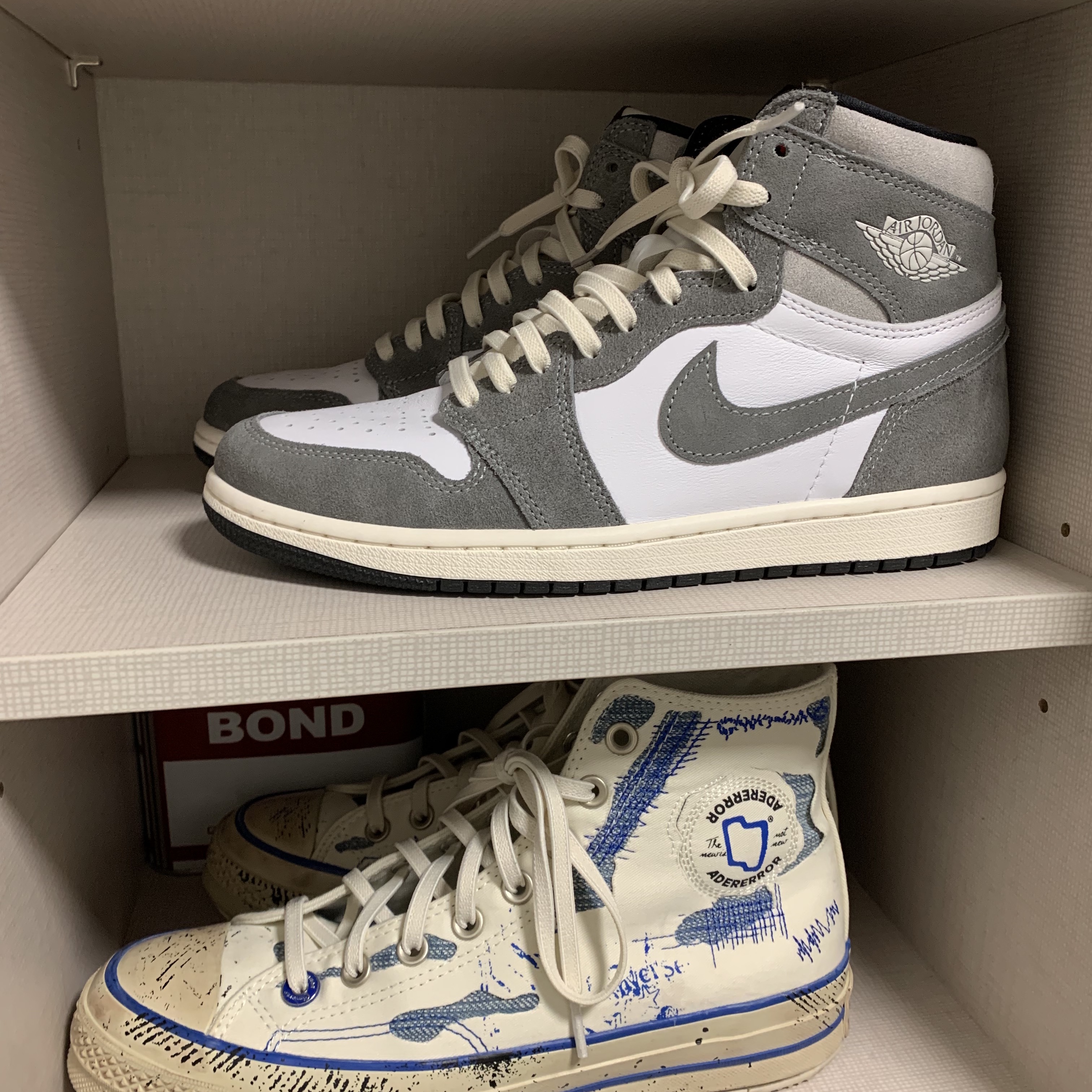 Jordan 1 Retro High OG Black and Smoke Grey 착용 스타일 - 3