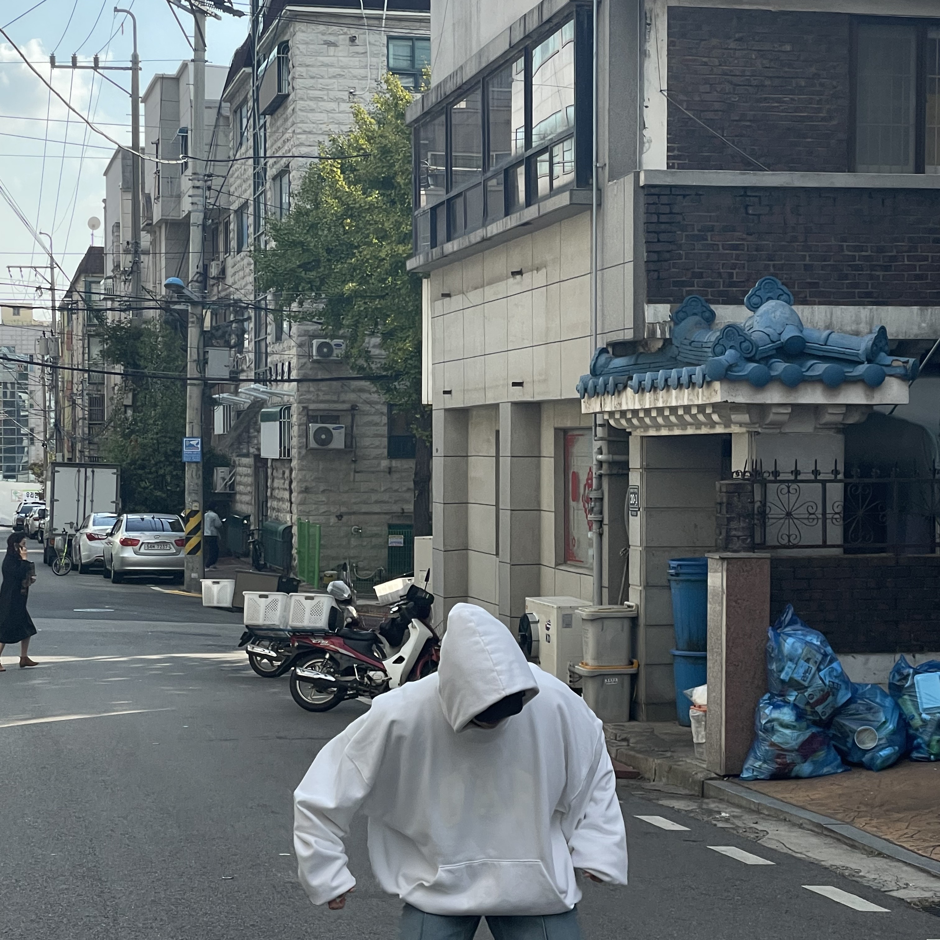 Yeezy Gap Engineered By Balenciaga Dove Hoodie White 착용 스타일 - 5