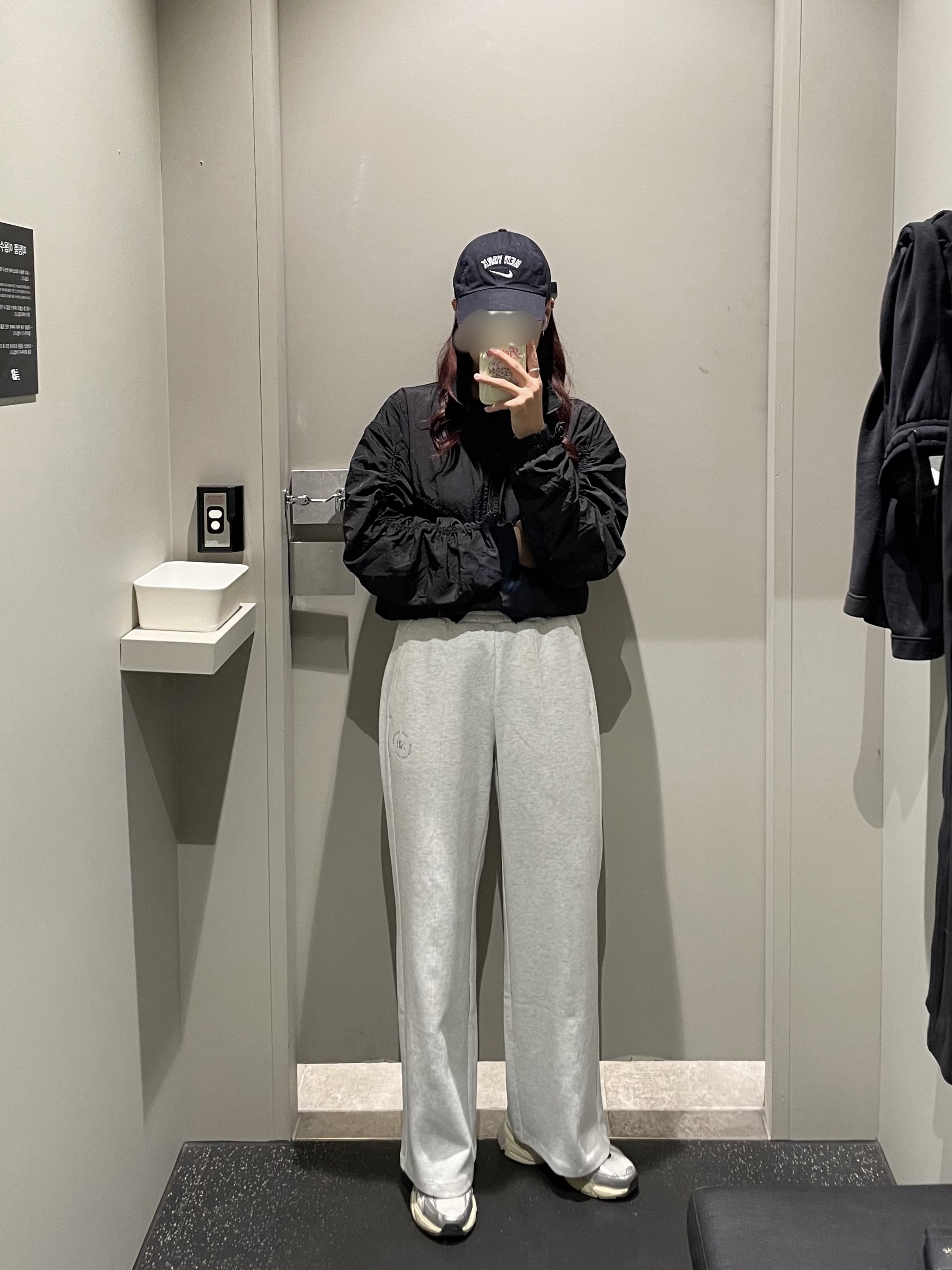 Nike Heritage 86 Swoosh MLB New York Yankees Adjustable Cap Pitch Blue, Nike V2K Run Summit White Metallic Silver 착용 스타일 - 1