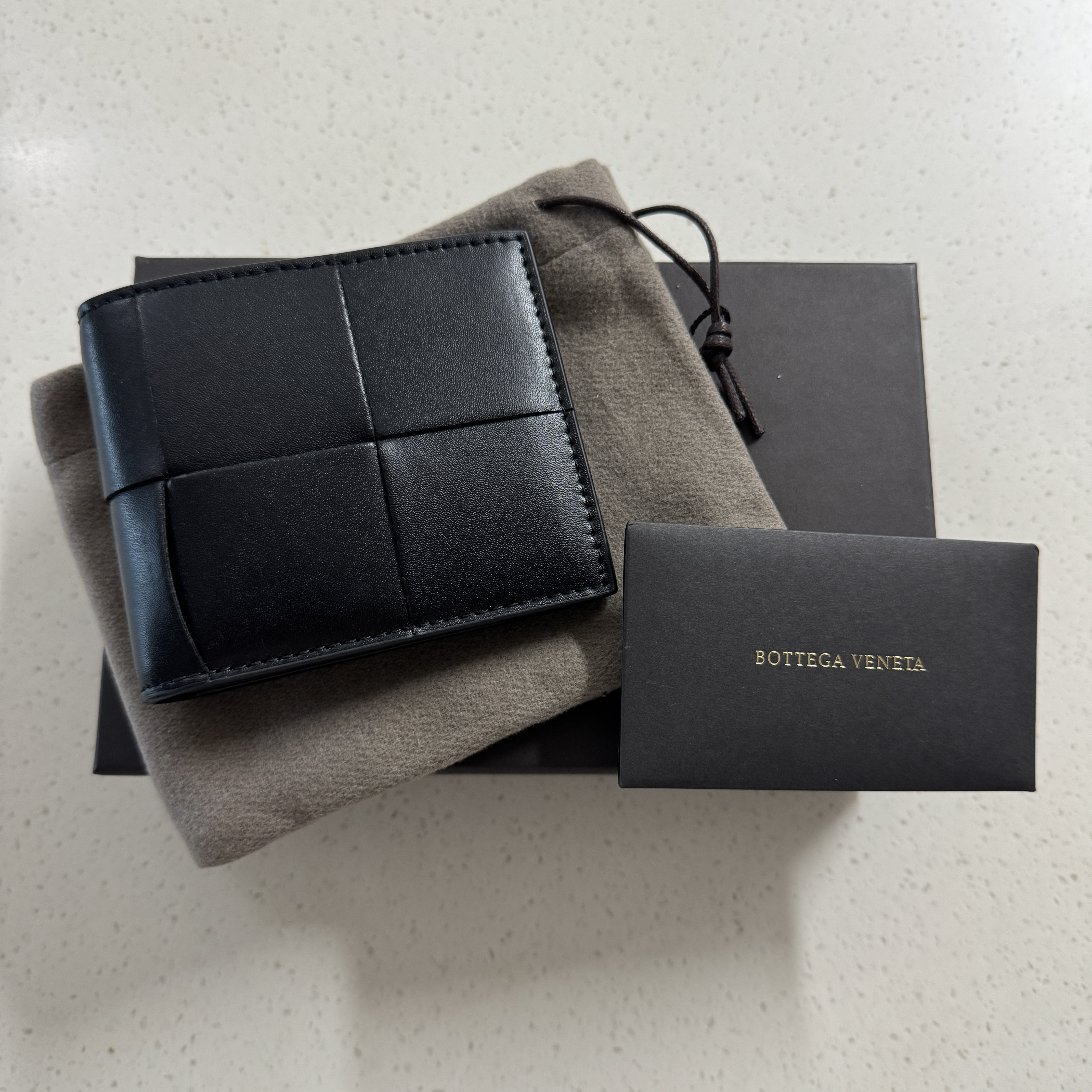 Bottega Veneta Bi-Fold Wallet Black 착용 스타일 - 2
