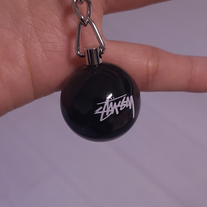 Stussy 8 Ball Keychain Black 착용 스타일 - 1