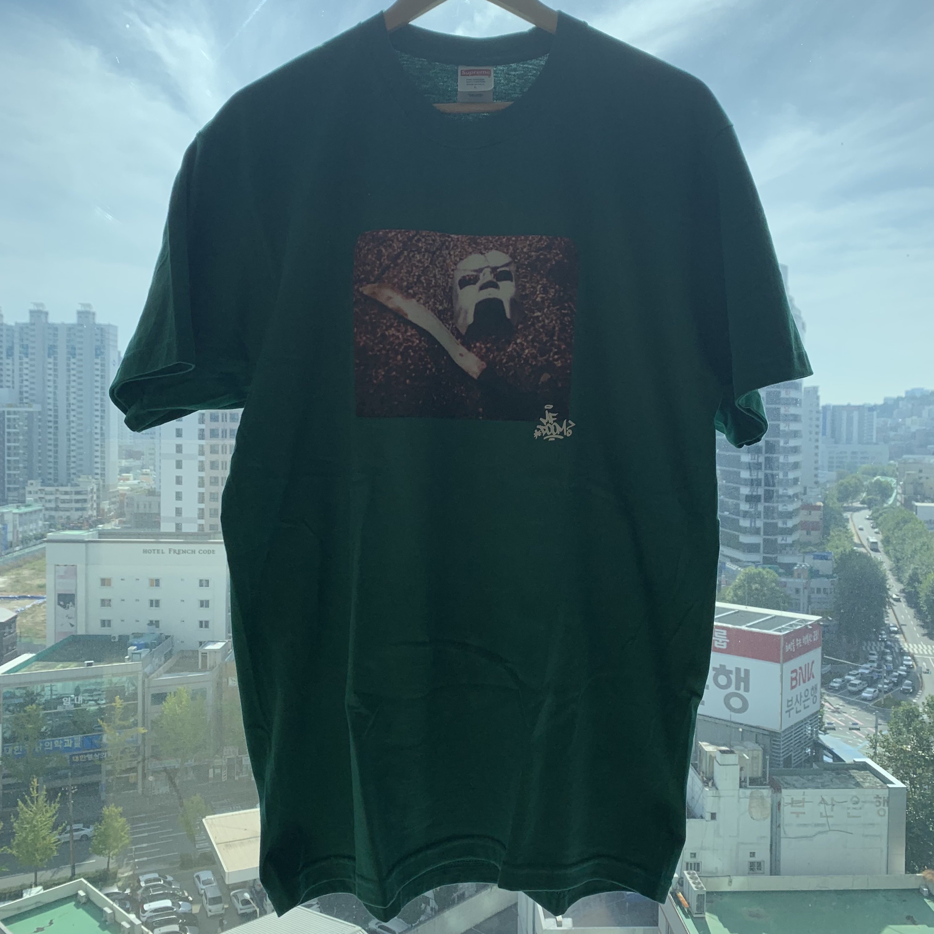 Supreme x MF Doom T-Shirt Light Pine - 23FW 착용 스타일 - 1