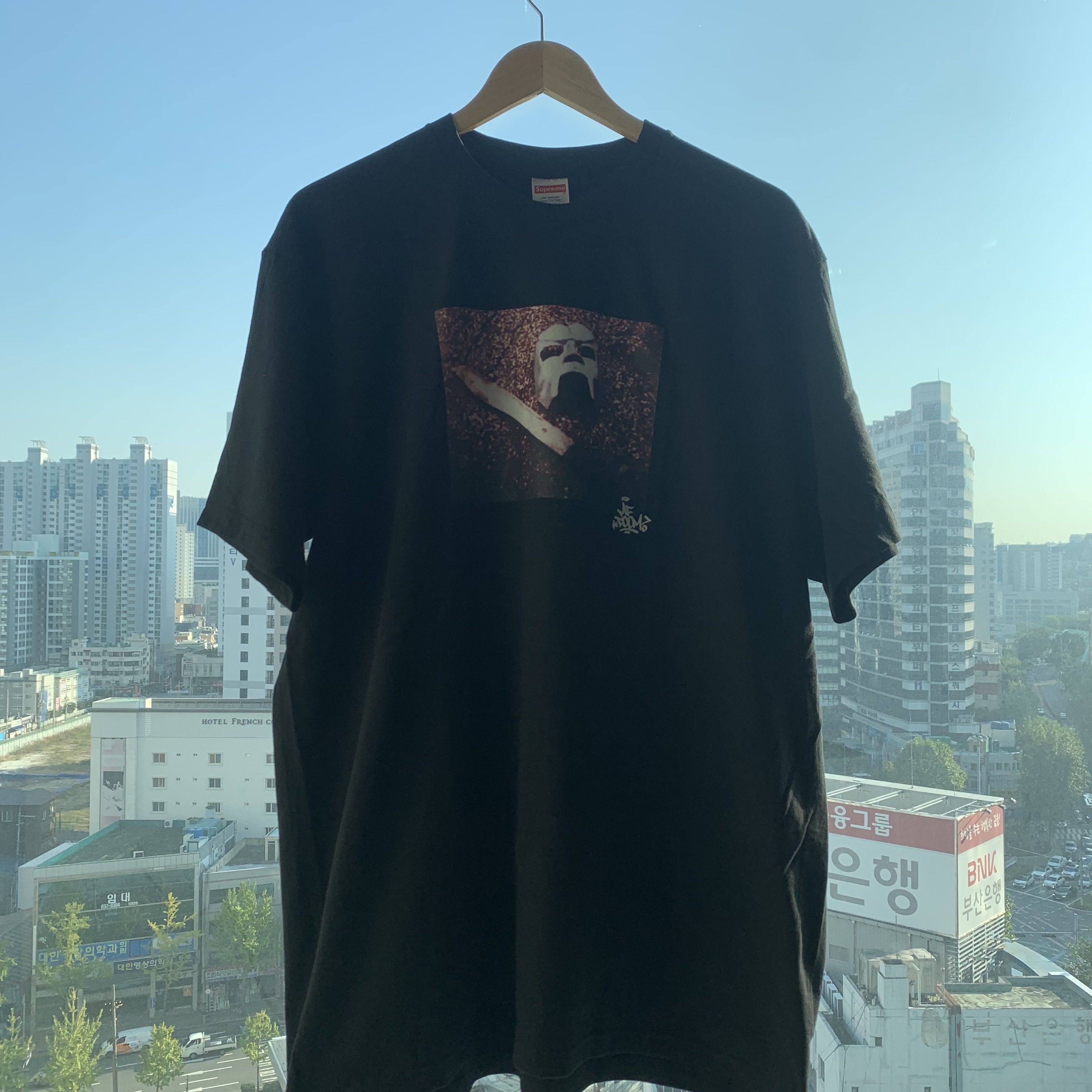 Supreme x MF Doom T-Shirt Black - 23FW 착용 스타일 - 1
