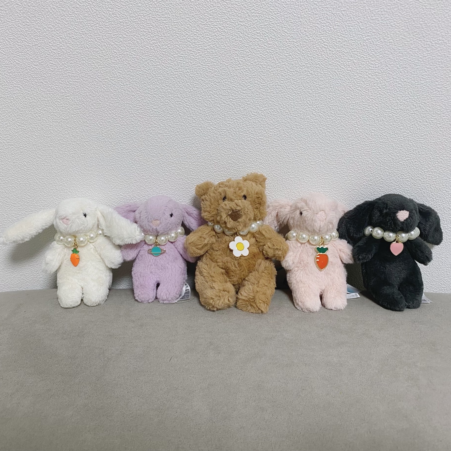 Jellycat Bartholomew Bear Bag Charm Brown, Jellycat Bashful Bunny Bag Charm Ink 착용 스타일