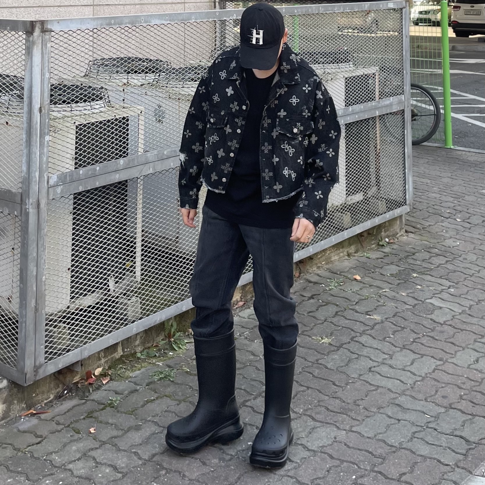Balenciaga x Crocs Rubber Boot Black 착용 스타일