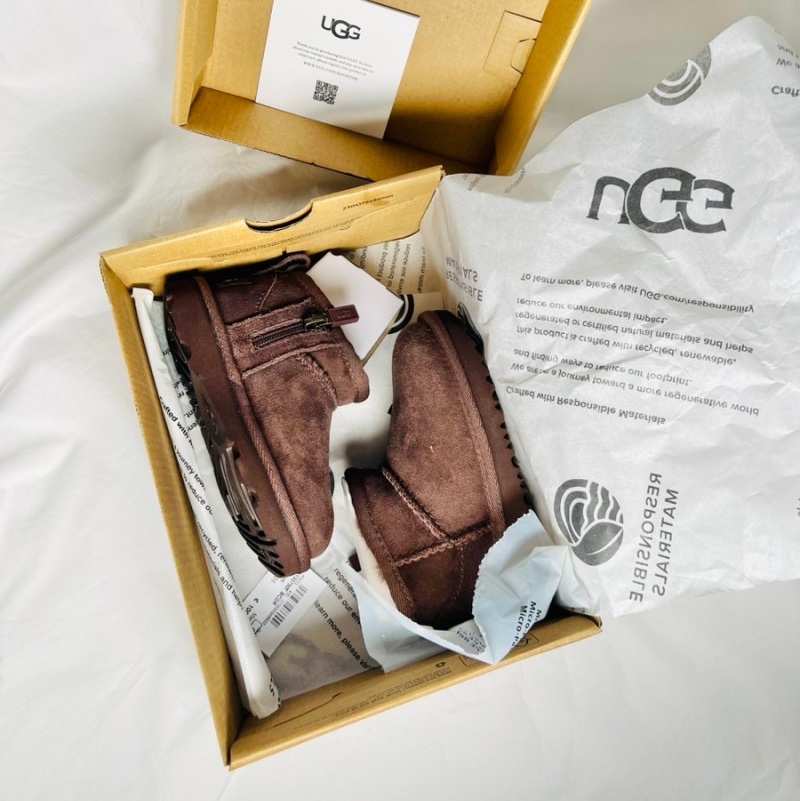 (W) UGG Classic Mini Logo Zip Boots Chestnut 착용 스타일 - 1