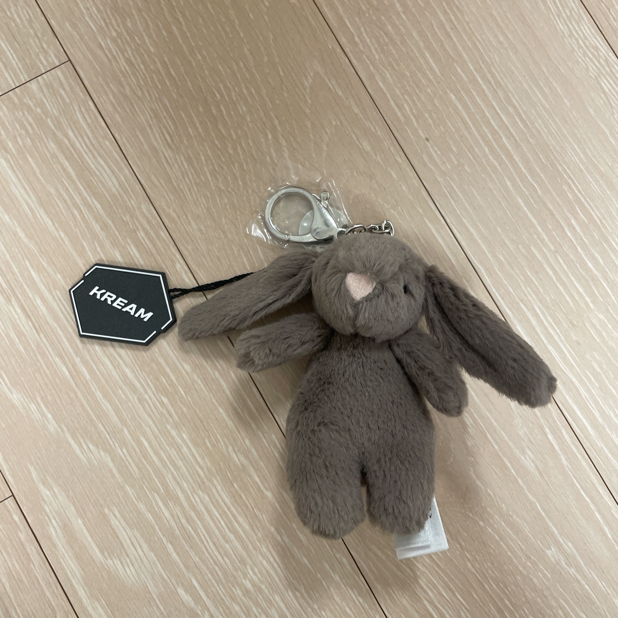 Jellycat Bashful Bunny Truffle Bag Charm Brown 착용 스타일