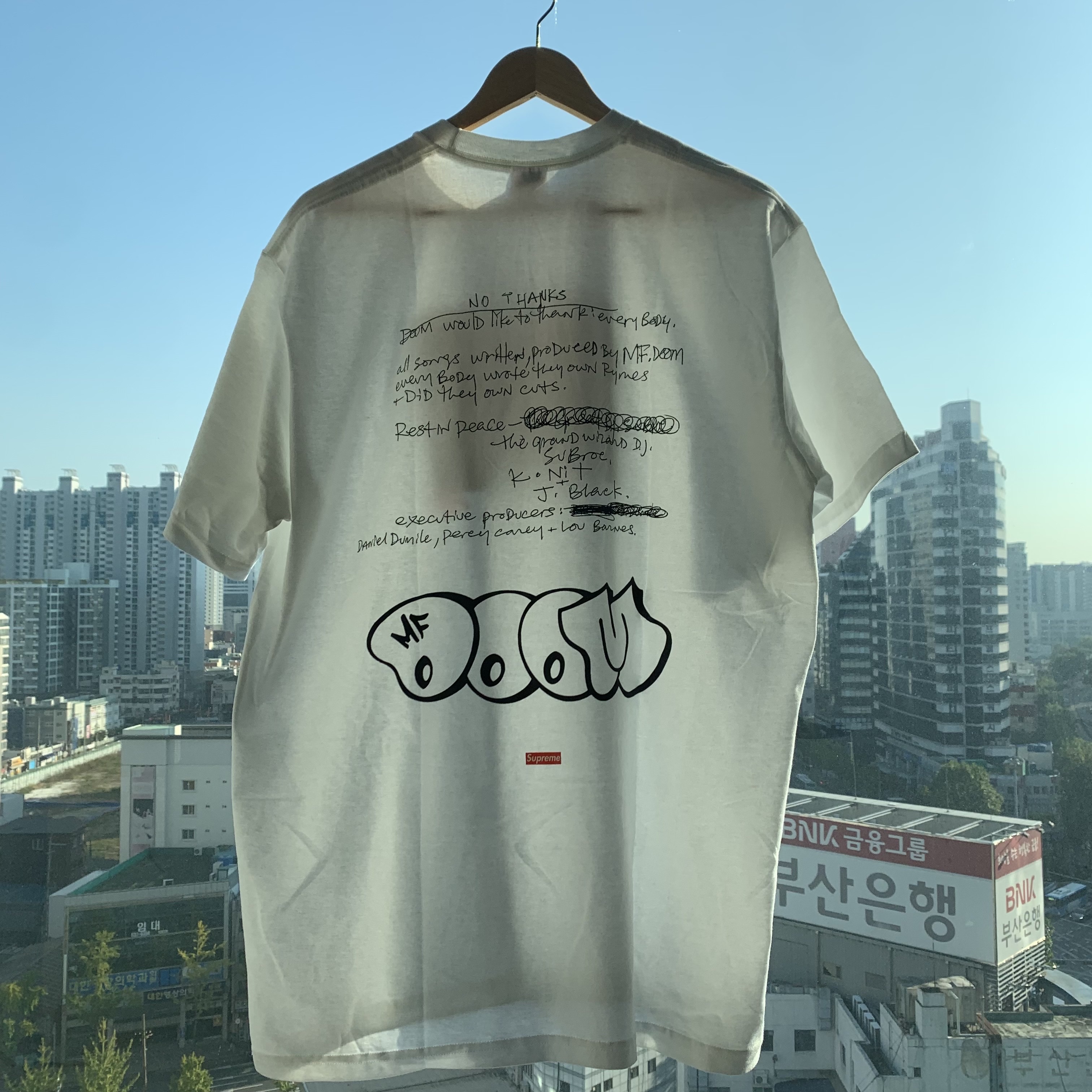 Supreme x MF Doom T-Shirt White - 23FW 착용 스타일 - 2
