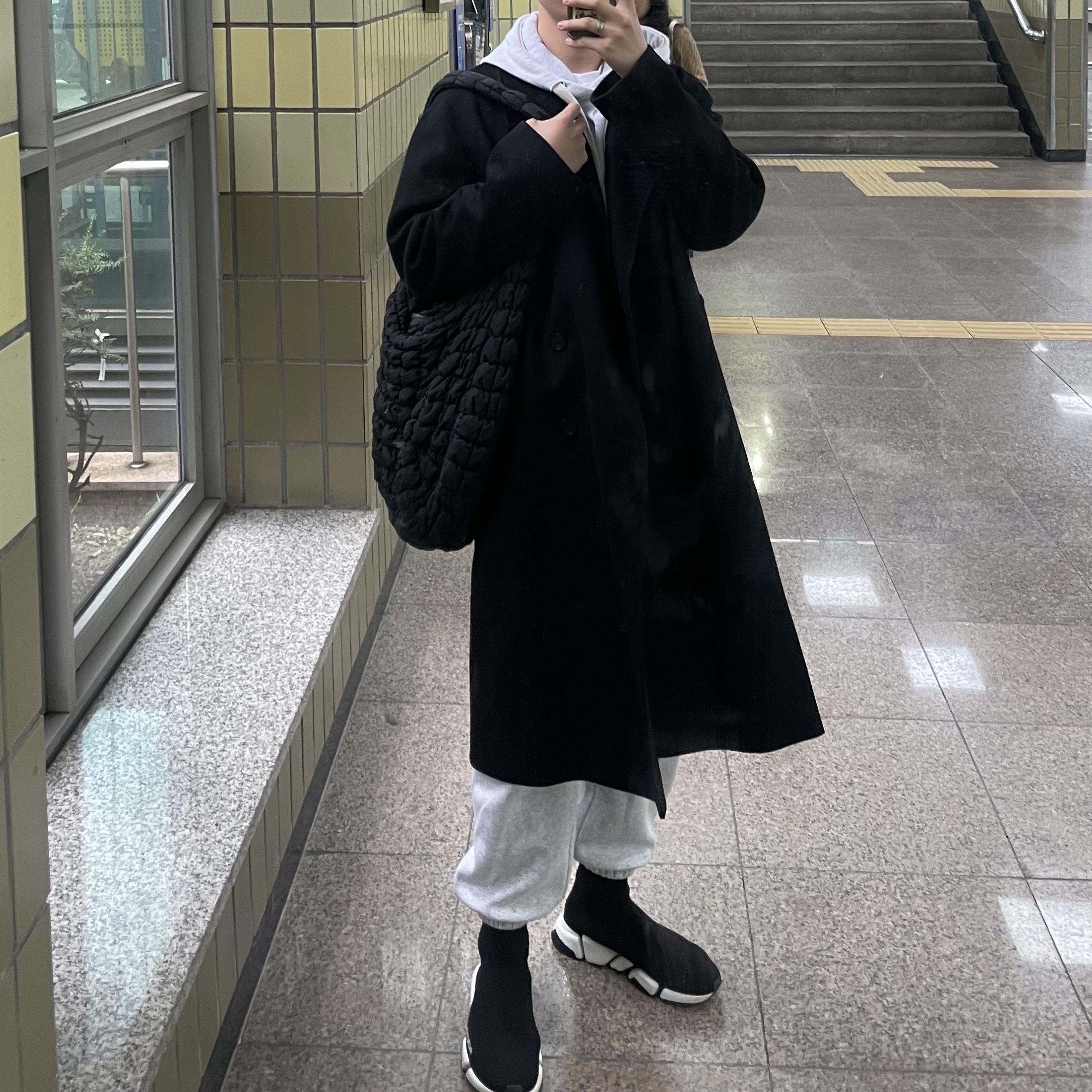 Balenciaga Speed Trainer Black White 2021/2022, COS Quilted Oversized Shoulder Bag Black 착용 스타일