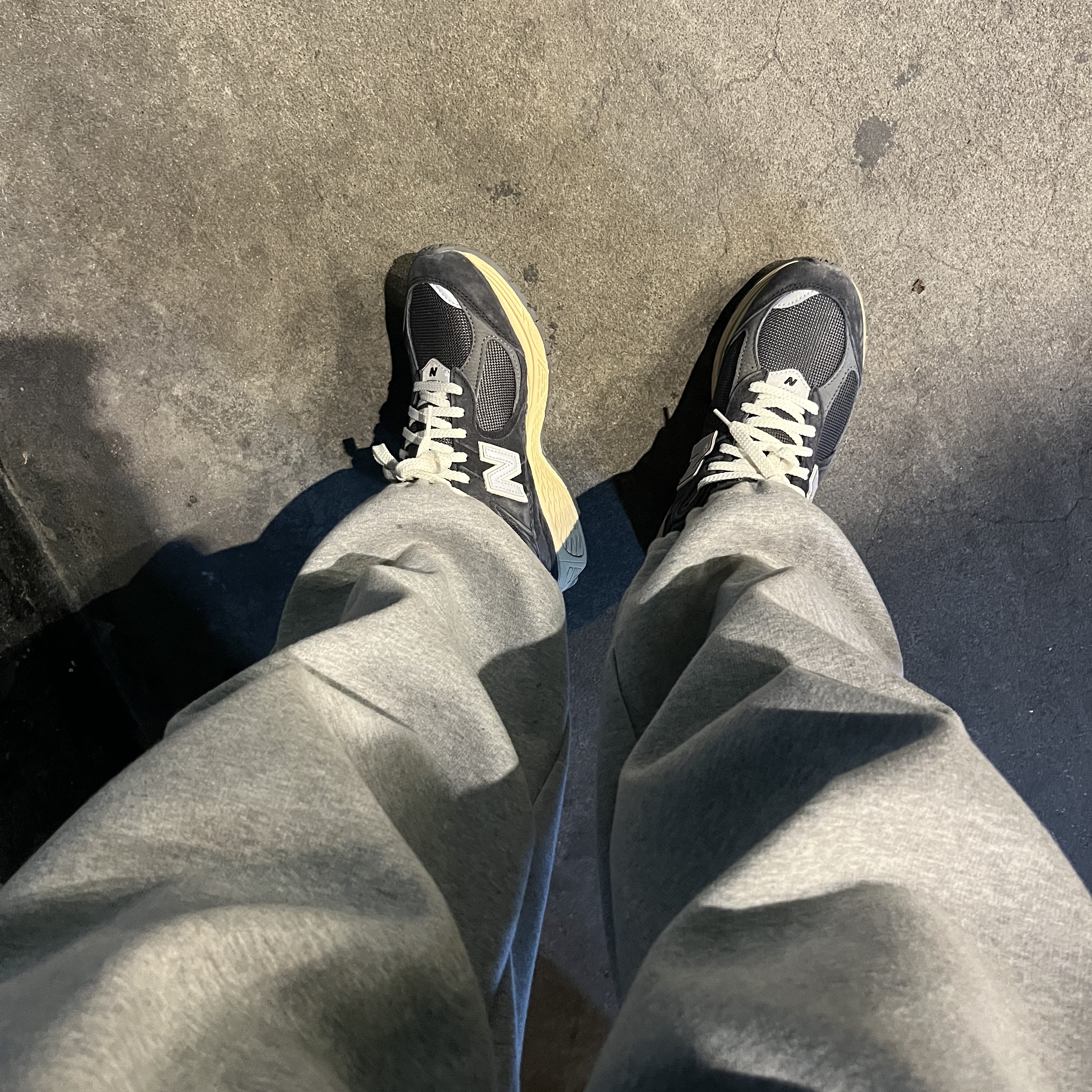 New Balance 2002R Special Vintage Black Grey 착용 스타일