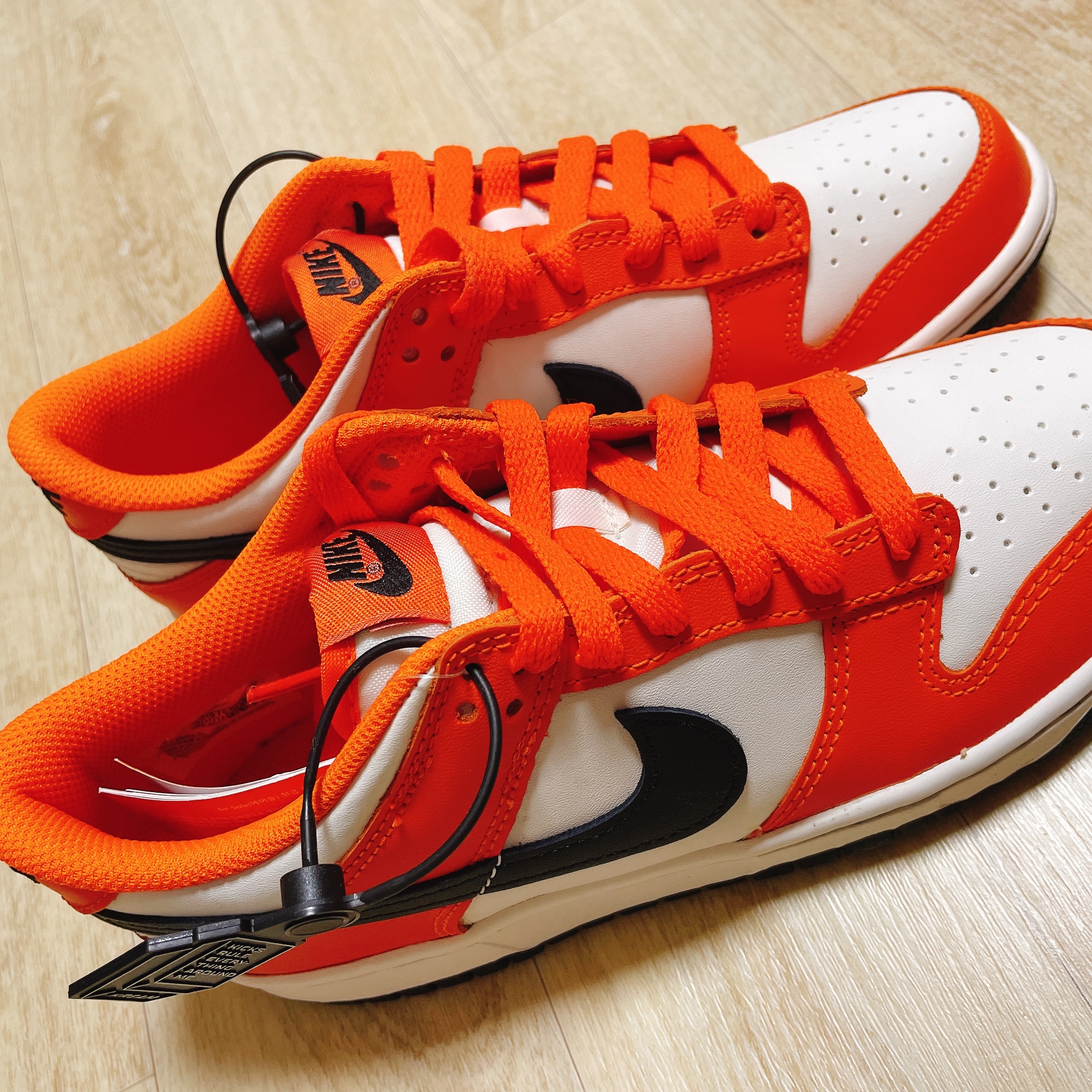 (GS) Nike Dunk Low Safety Orange 착용 스타일 - 1