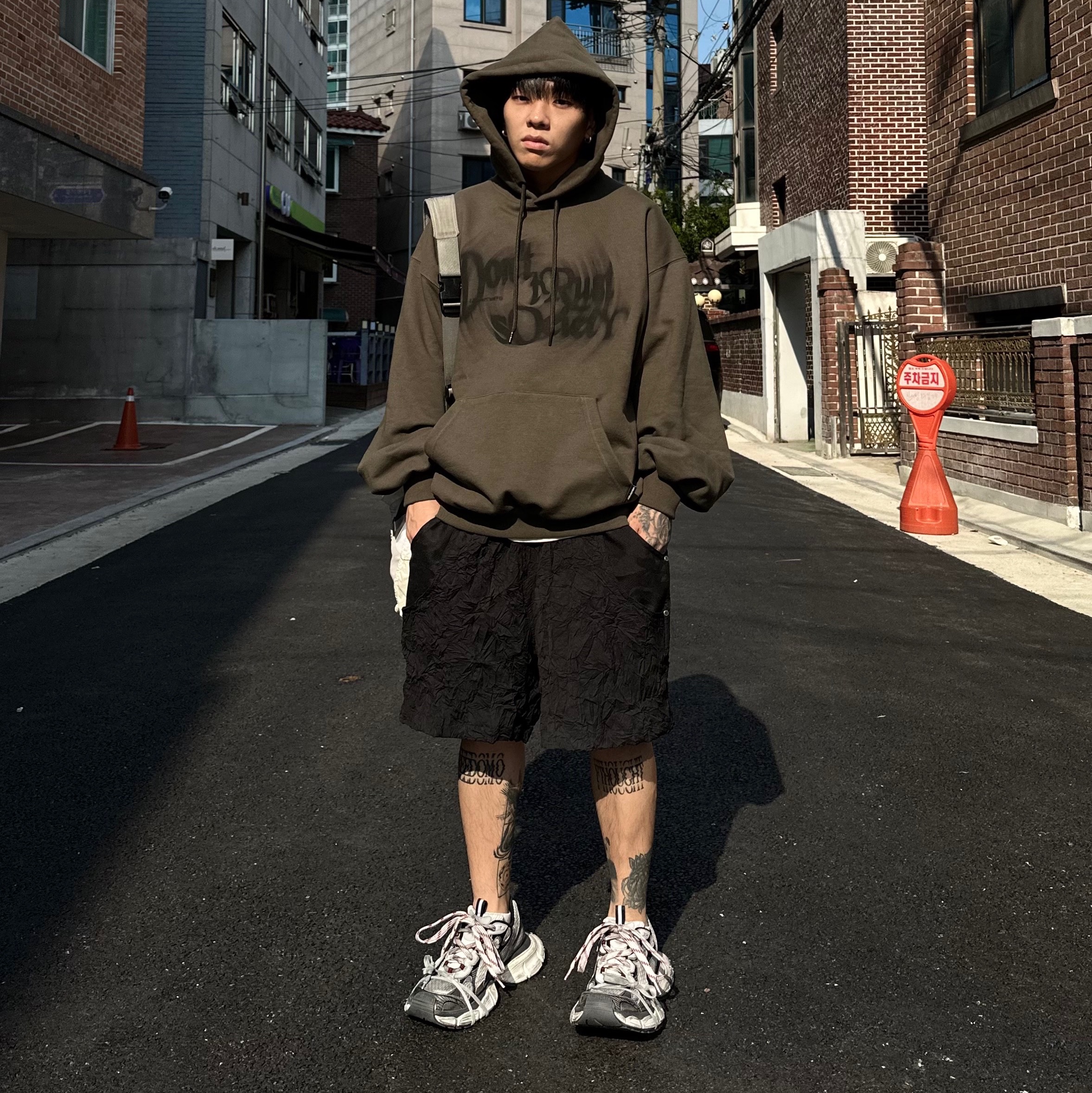Balenciaga 3XL Sneakers Grey White Red 착용 스타일 - 1