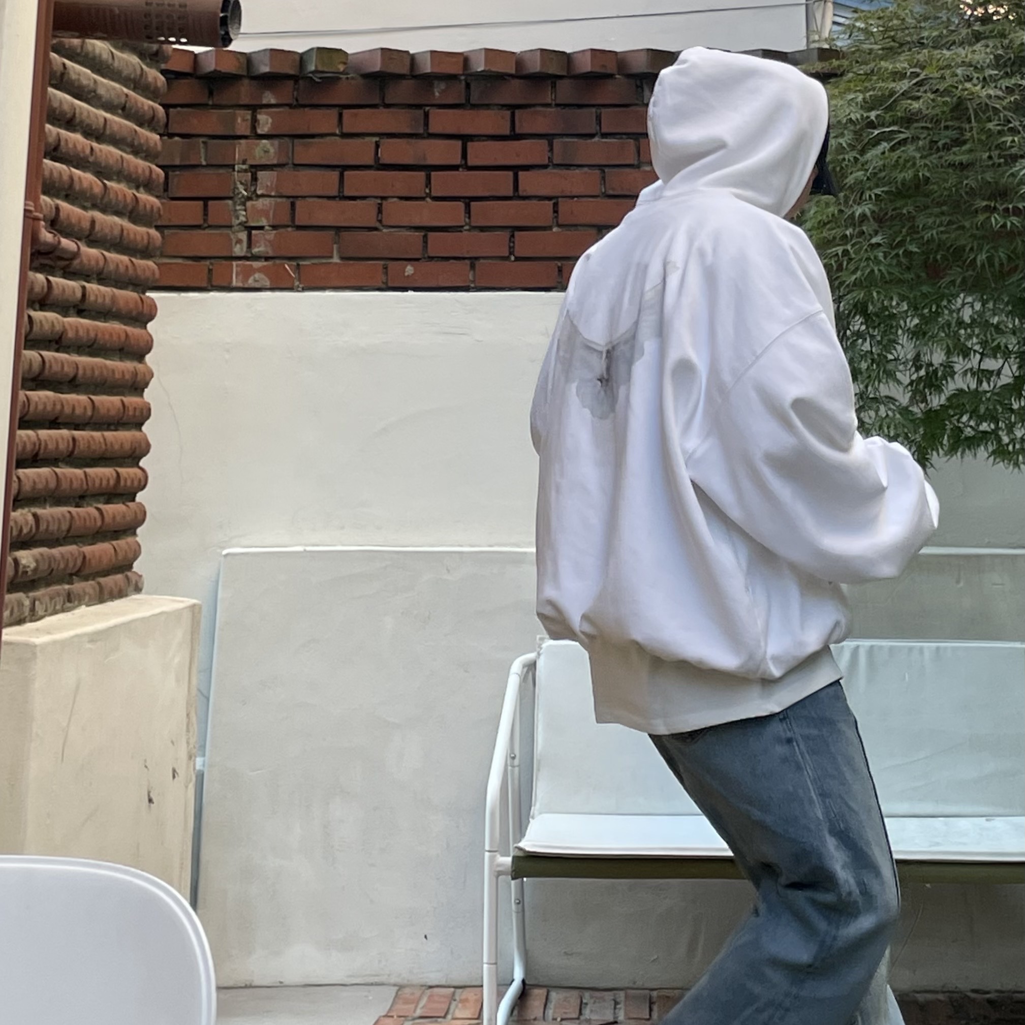 Yeezy Gap Engineered By Balenciaga Dove Hoodie White 착용 스타일 - 2