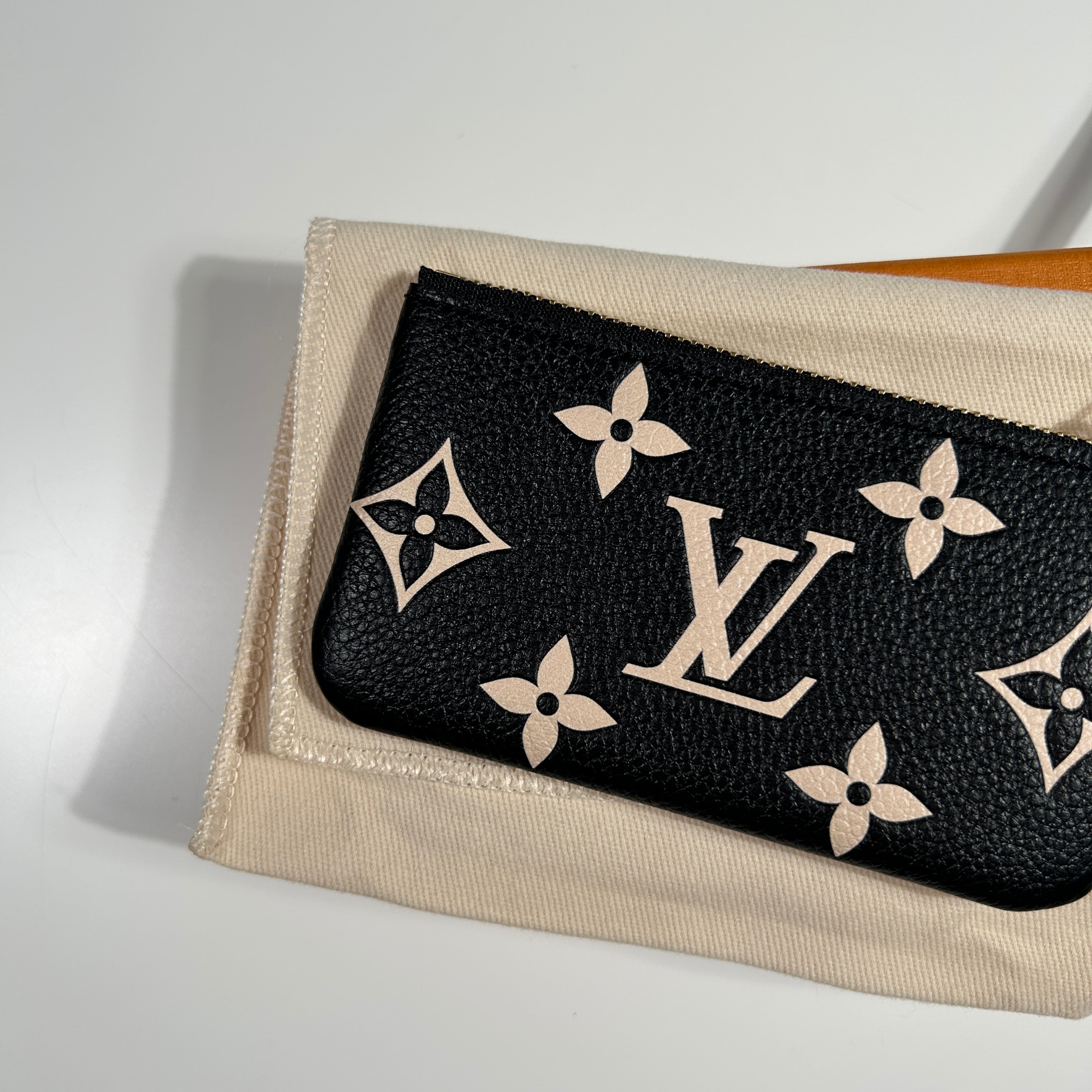 Louis Vuitton Key Pouch Monogram Empreinte Black Beige 착용 스타일 - 4