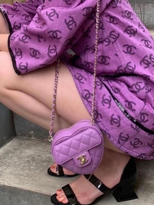 Chanel Clutch with Chain Patent Calfskin Resin & Gold Black White, Chanel Heart Clutch with Chain Lambskin & Gold Purple 착용 스타일 - 3