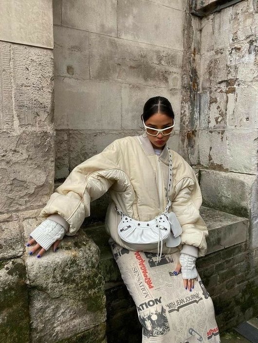 Balenciaga Le Cagole XS Shoulder Bag Dirty Effect Optic White, Balenciaga Le Cagole Lamskin Duffle Bag Optic White 착용 스타일 - 2
