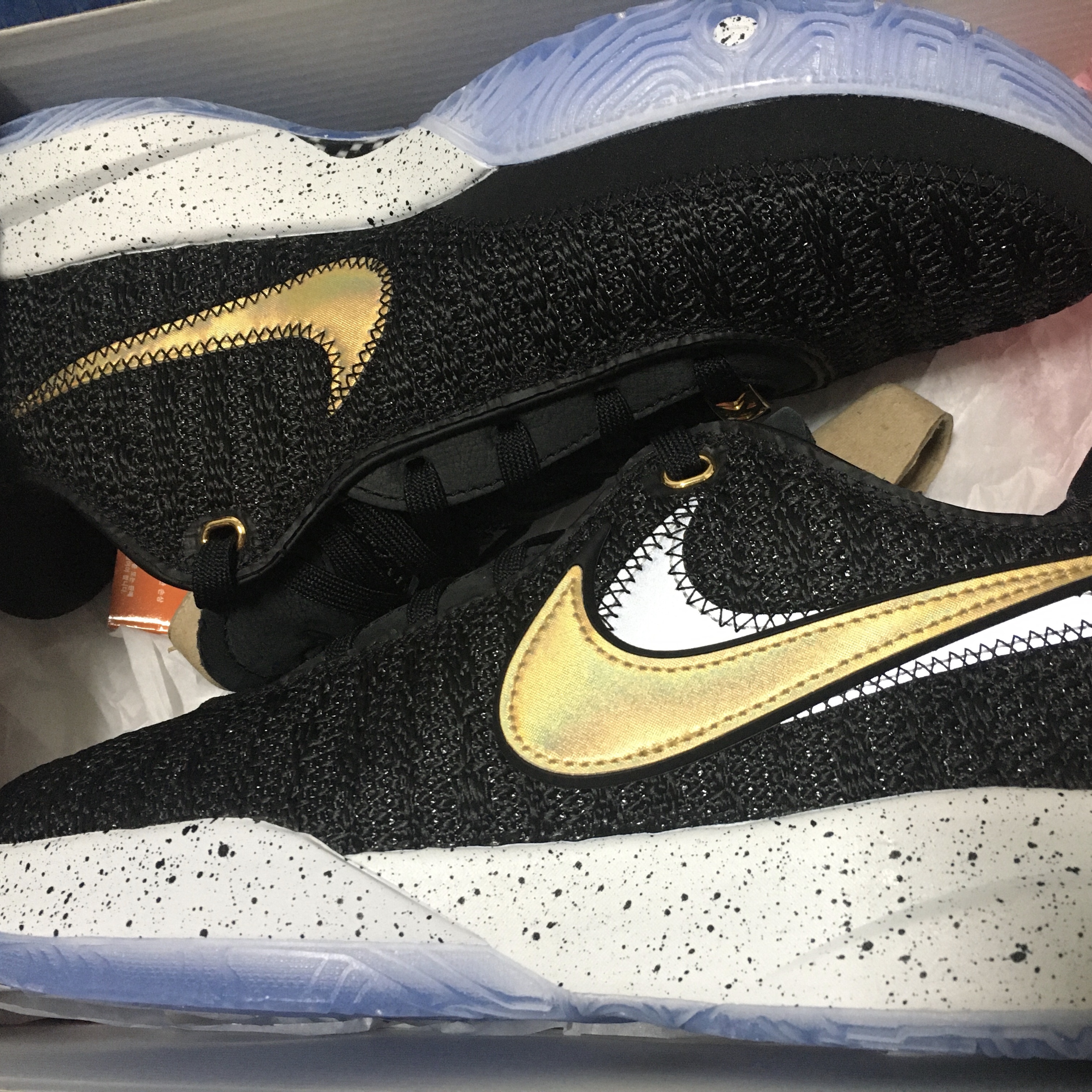 Nike LeBron XX EP Black Metallic Gold 착용 스타일