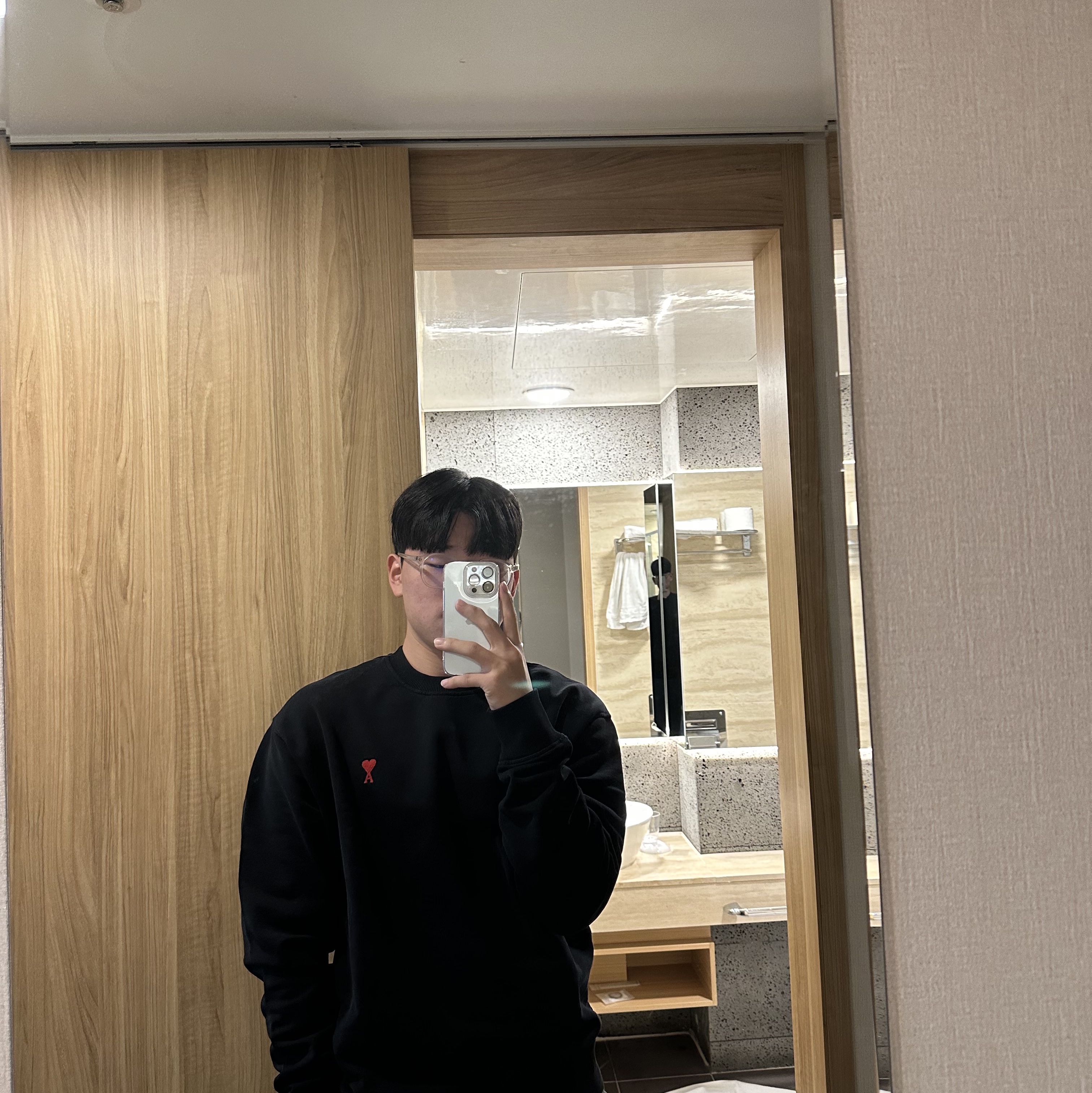 AMI de Coeur Sweatshirt Black, Converse x Play Comme des Garcons Chuck 70 Hi Black 착용 스타일 - 1