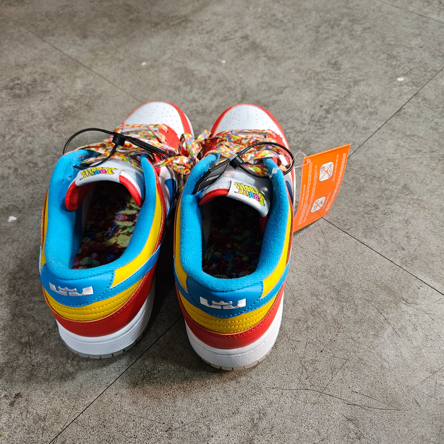 Nike x LeBron James x Fruity Pebbles Dunk Low QS Habanero Red 착용 스타일 - 1