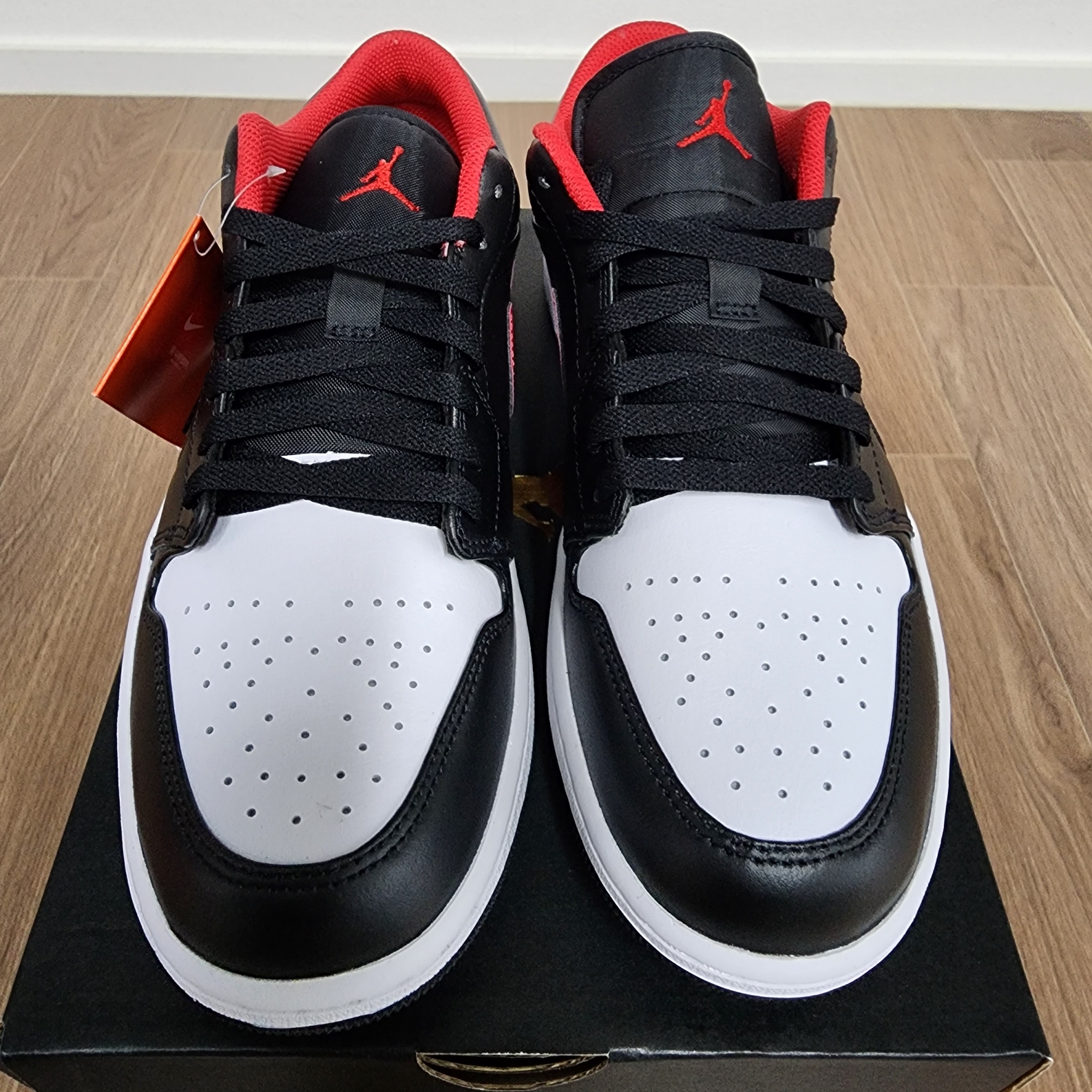 Jordan 1 Low Black Fire Red 착용 스타일 - 1