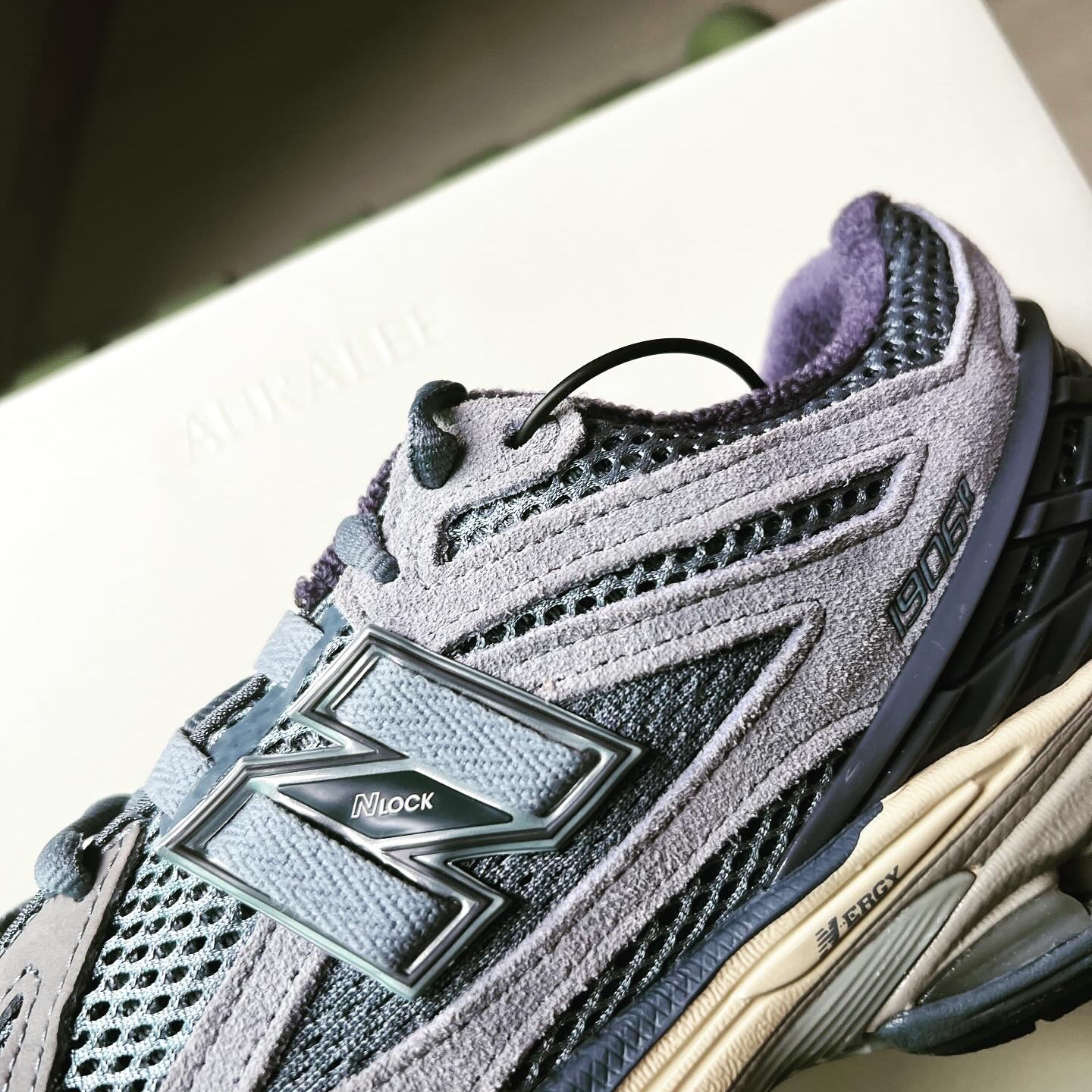 New Balance x Auralee 1906R Flint Stone 착용 스타일 - 2