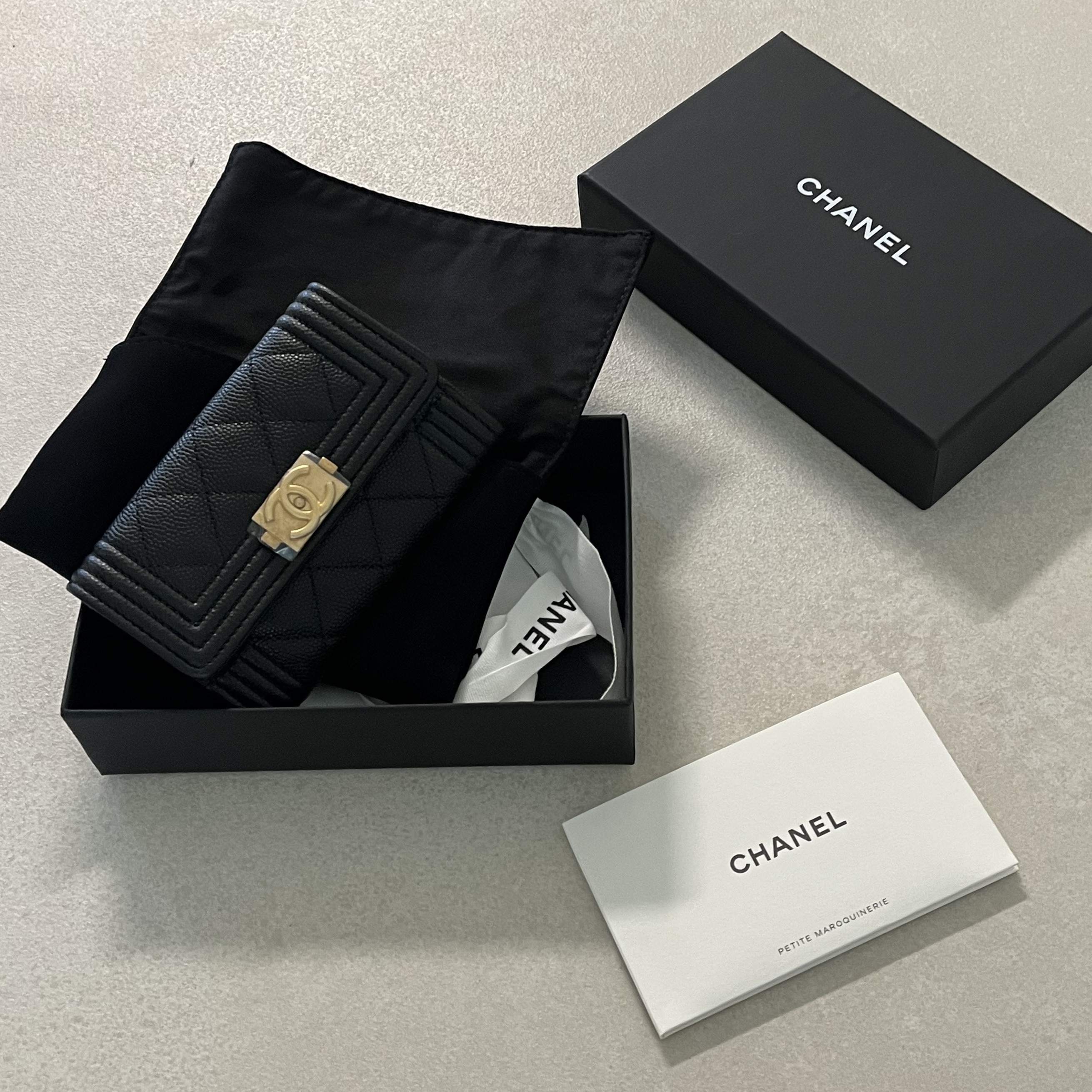 Chanel Boy Chanel Flap Card Holder Grained Calfskin & Ruthenium Black 착용 스타일