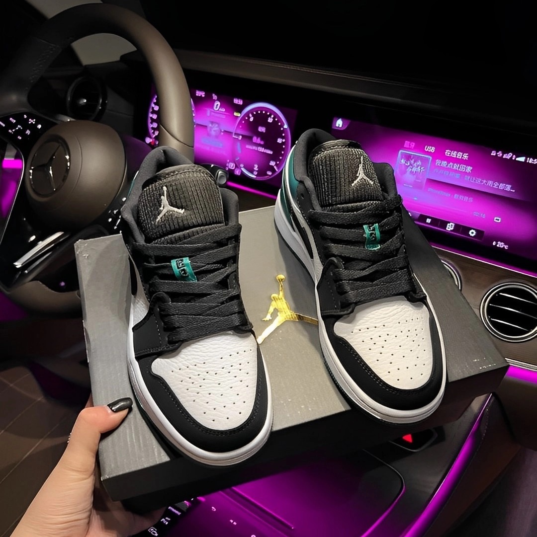 (GS) Jordan 1 Low Black Mystic Green 착용 스타일 - 3
