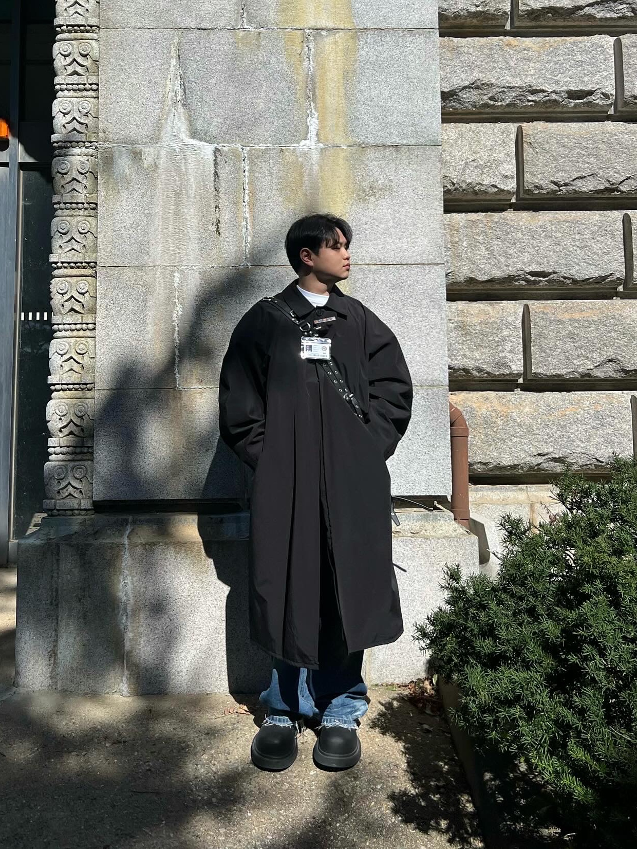 STU Hook Dolman Coat Black with Name Tag 착용 스타일