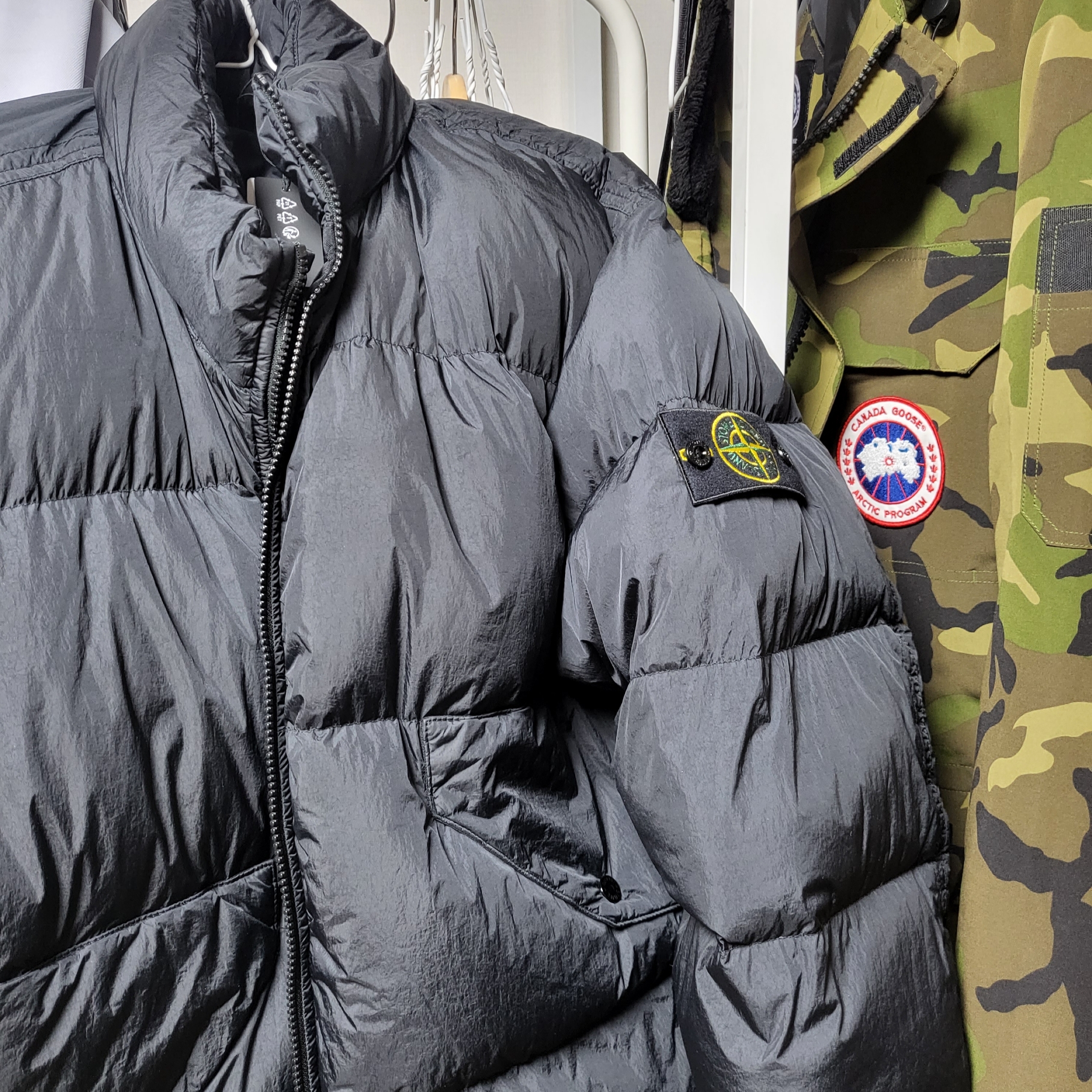 Stone Island 40623 Garment Dyed Crinkle Reps Recycled Nylon Down Jacket Black - 23FW 착용 스타일