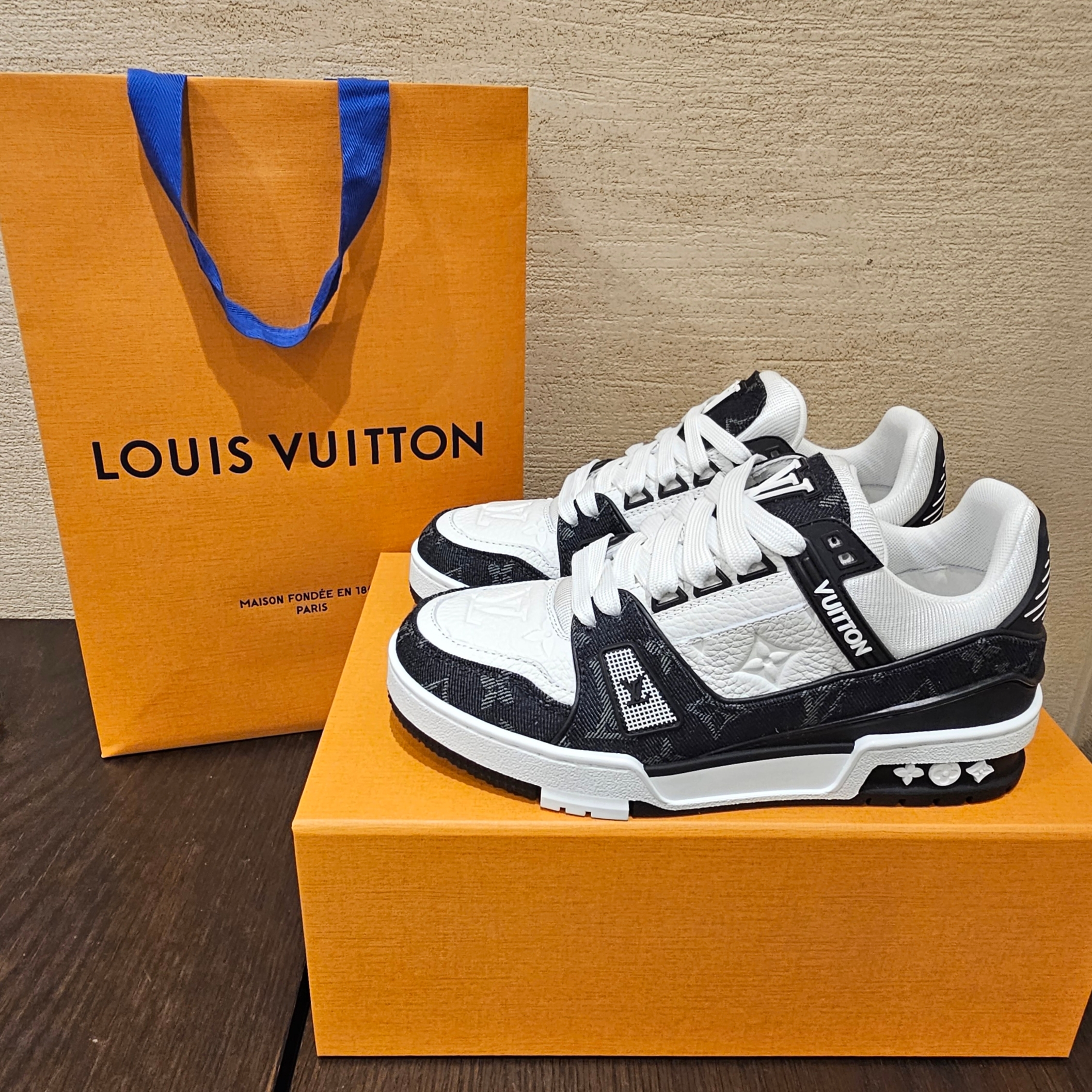 (W) Louis Vuitton LV Trainer Sneaker Black, Louis Vuitton LV Trainer Sneakers Monogram Denim Black 착용 스타일