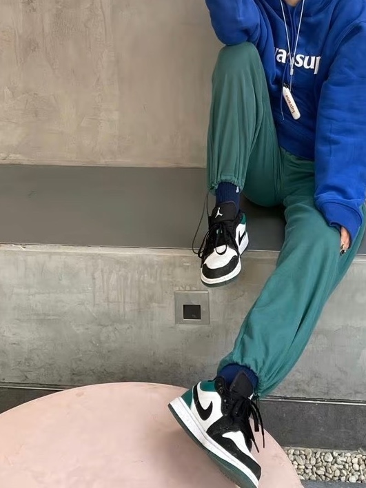 (GS) Jordan 1 Low Black Mystic Green 착용 스타일 - 1