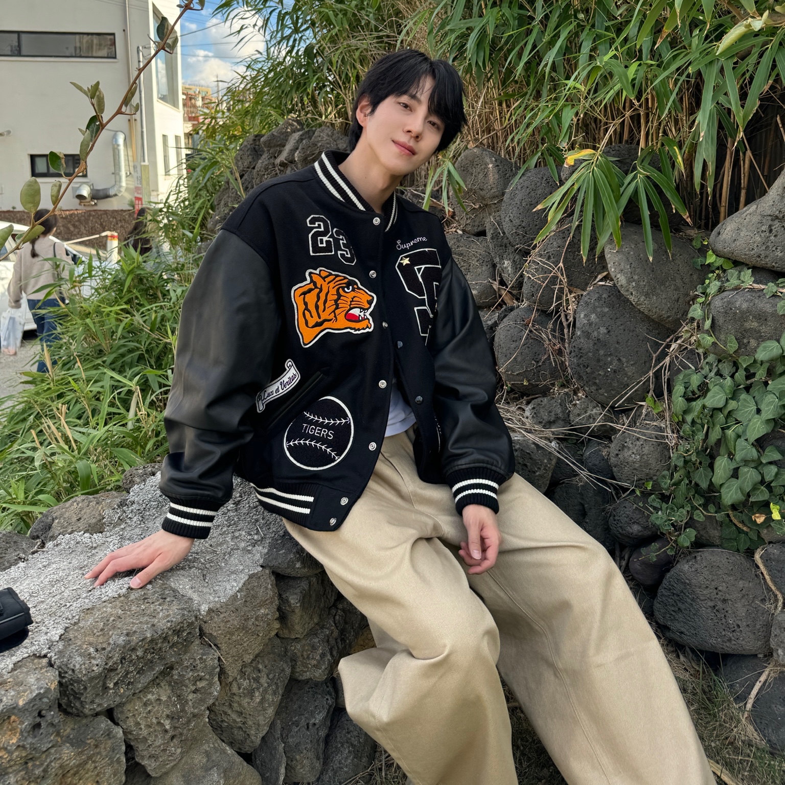 Supreme Tiger Varsity Jacket Black - 23FW, STU Wide Cotton Pants Beige 착용 스타일 - 6