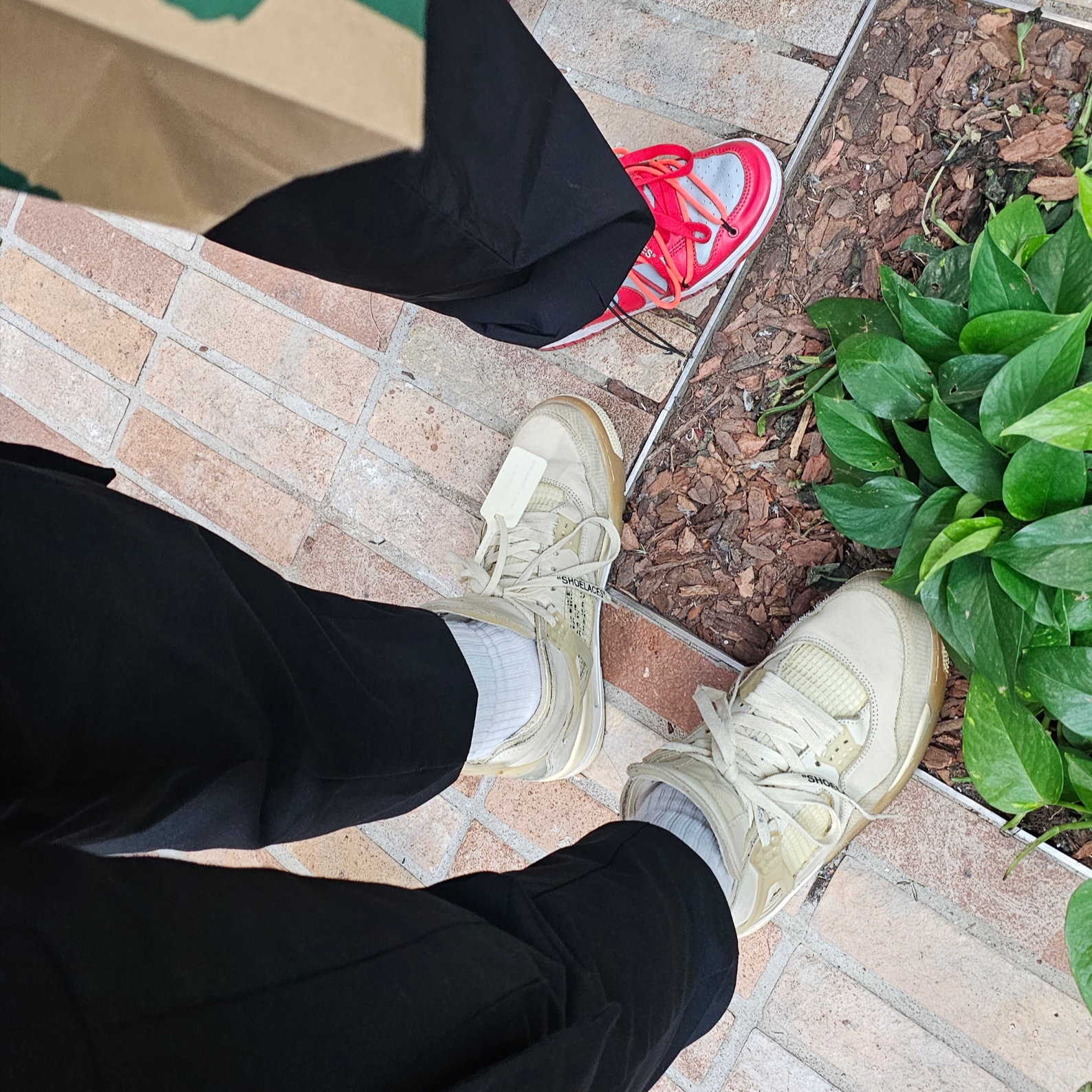 Nike x Off-White Dunk Low University Red, (W) Jordan 4 x Off-White Retro SP Sail 착용 스타일