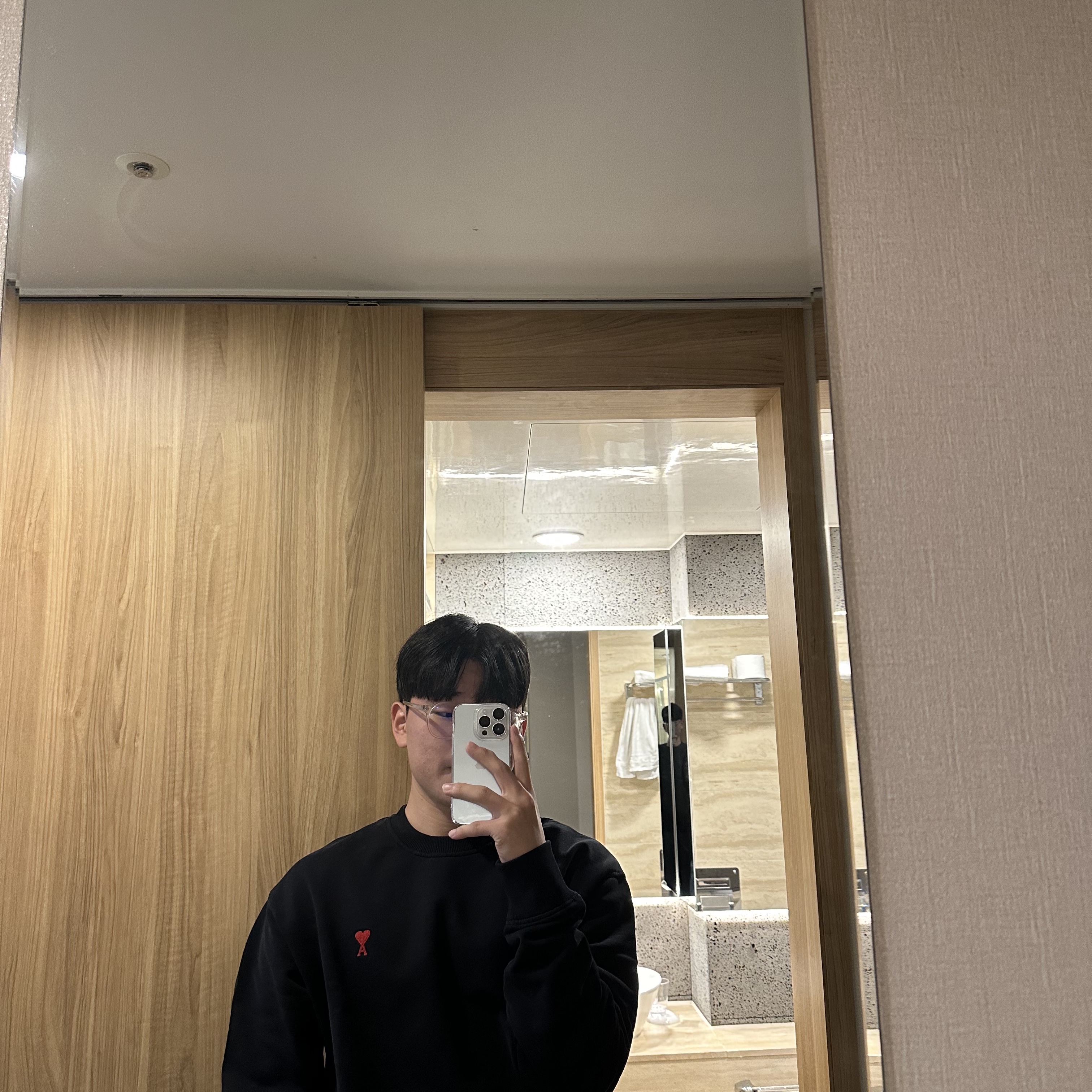 AMI de Coeur Sweatshirt Black, Converse x Play Comme des Garcons Chuck 70 Hi Black 착용 스타일 - 2
