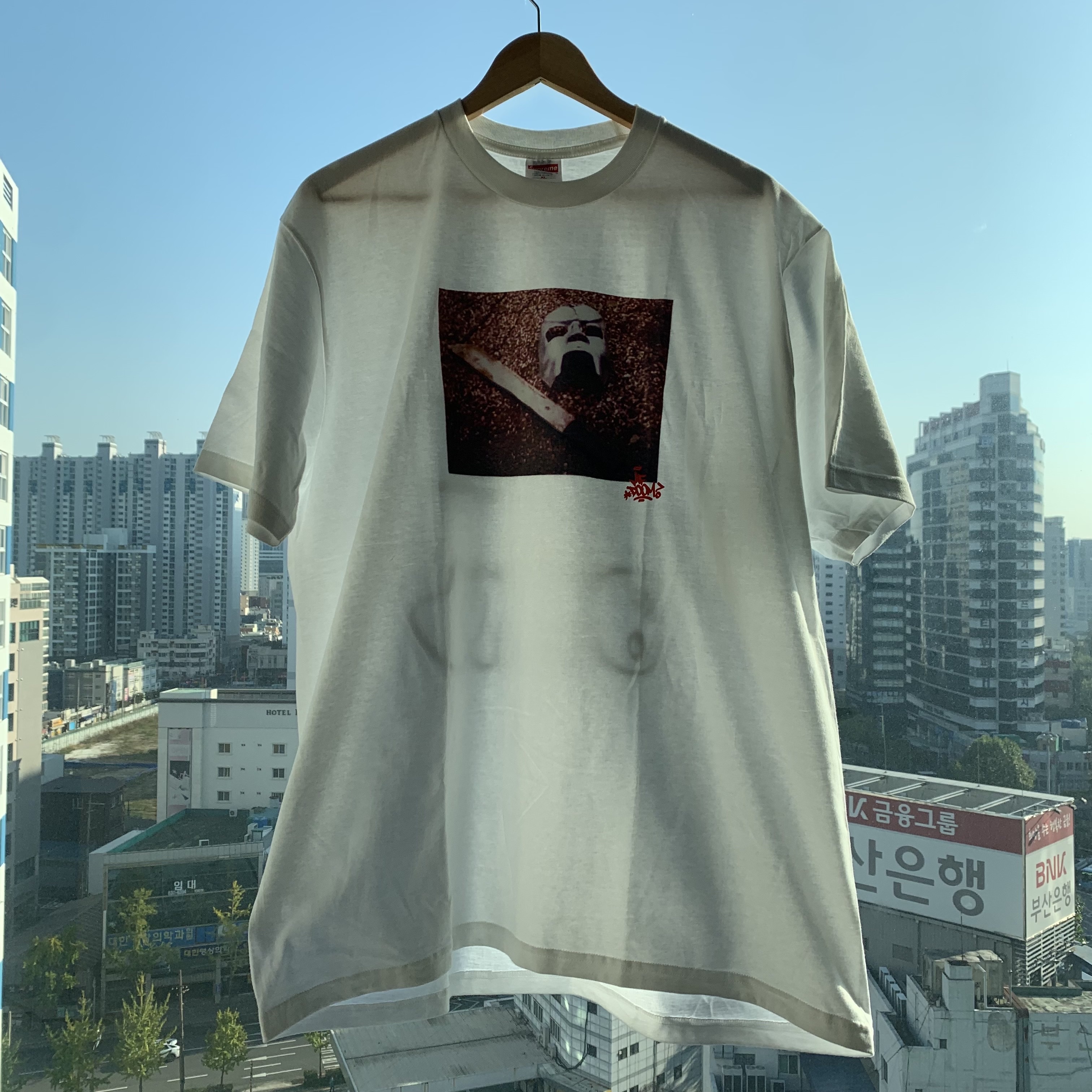Supreme x MF Doom T-Shirt White - 23FW 착용 스타일 - 1
