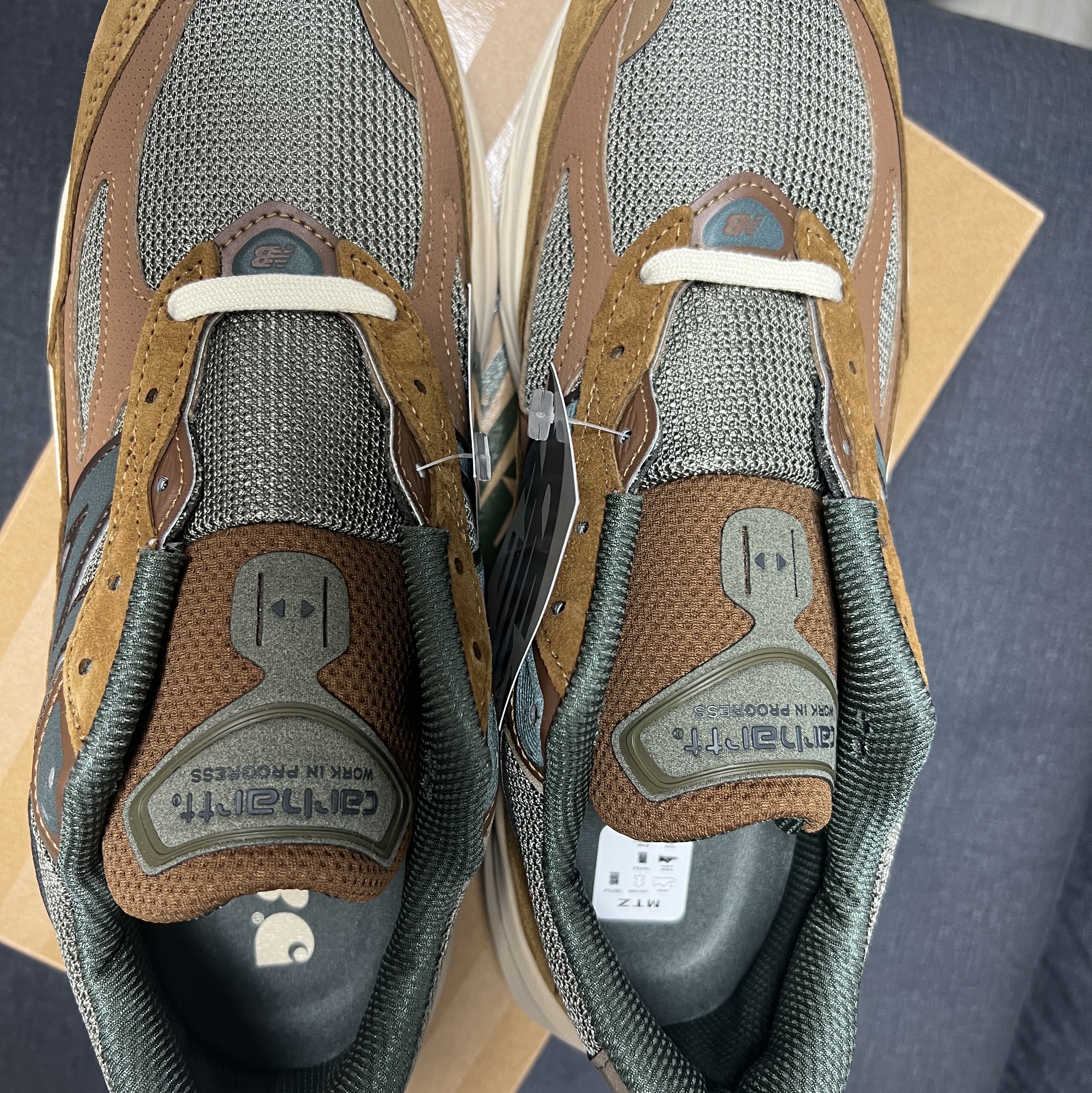New Balance x Carhartt WIP 990v6 Made in USA Hamilton Brown Military Green 착용 스타일 - 2
