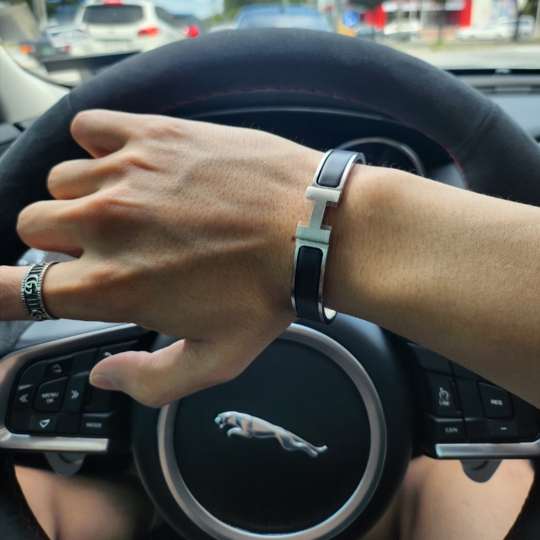 Hermes Clic HH Bracelet Palladium & Noir Mat, Gucci Ring with Double G Silver 착용 스타일 - 2