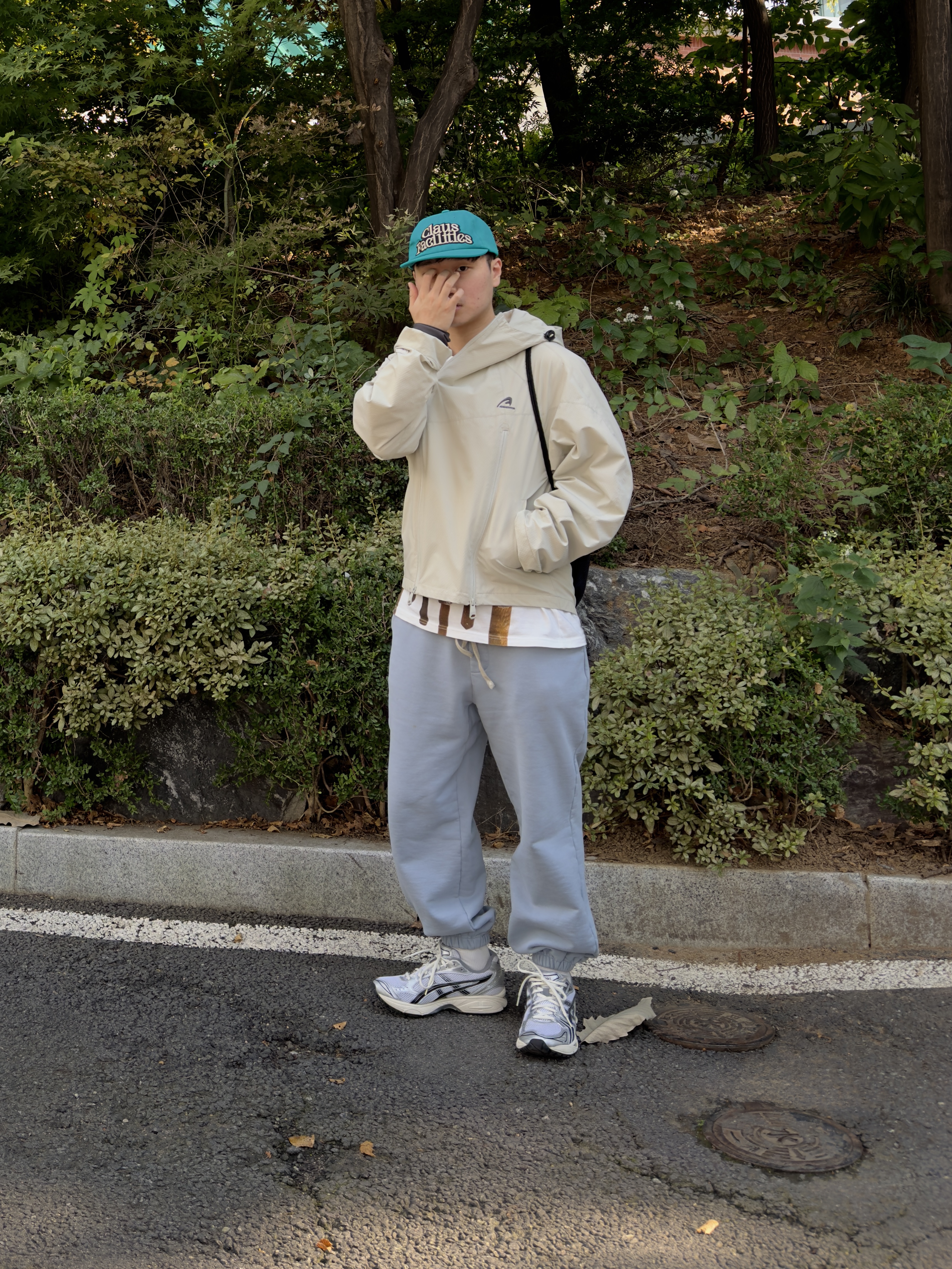 Ader Error Plue Windbreaker Beige, Asics x JJJJound Gel-Kayano 14 Silver Black 착용 스타일