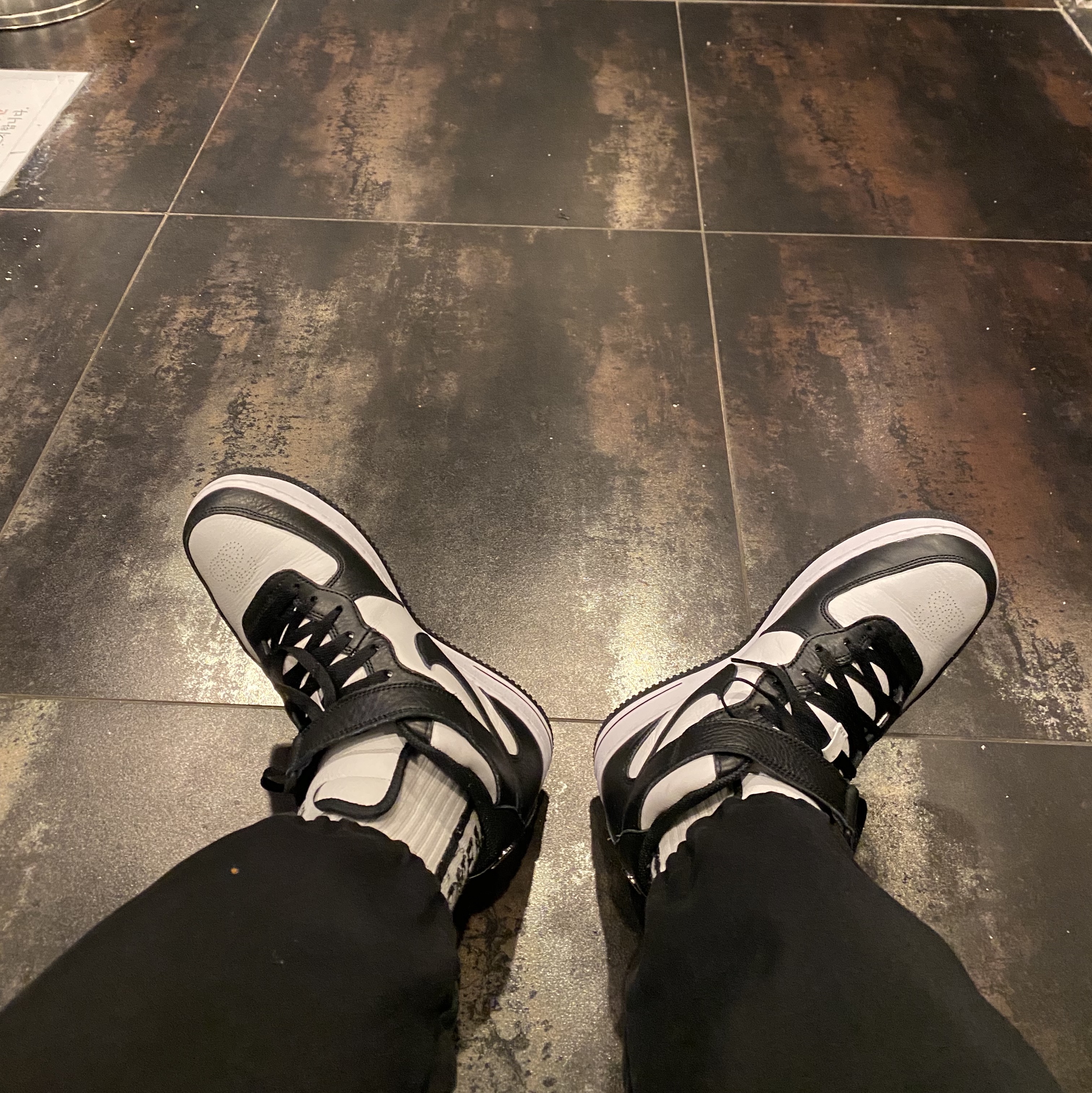 Nike x Stussy Air Force 1 '07 Mid SP Black and Light Bone 착용 스타일