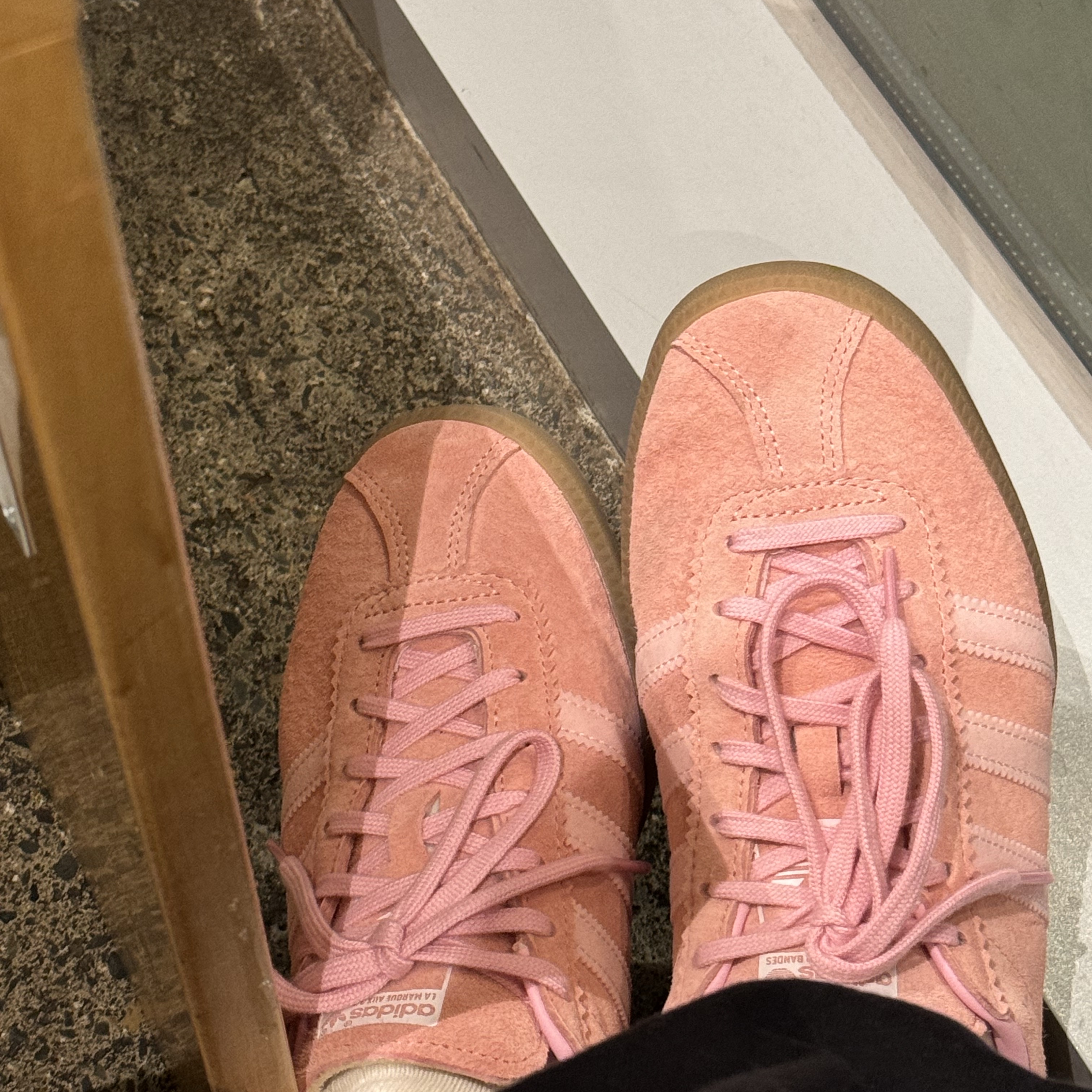 Adidas Bermuda Glow Pink 착용 스타일