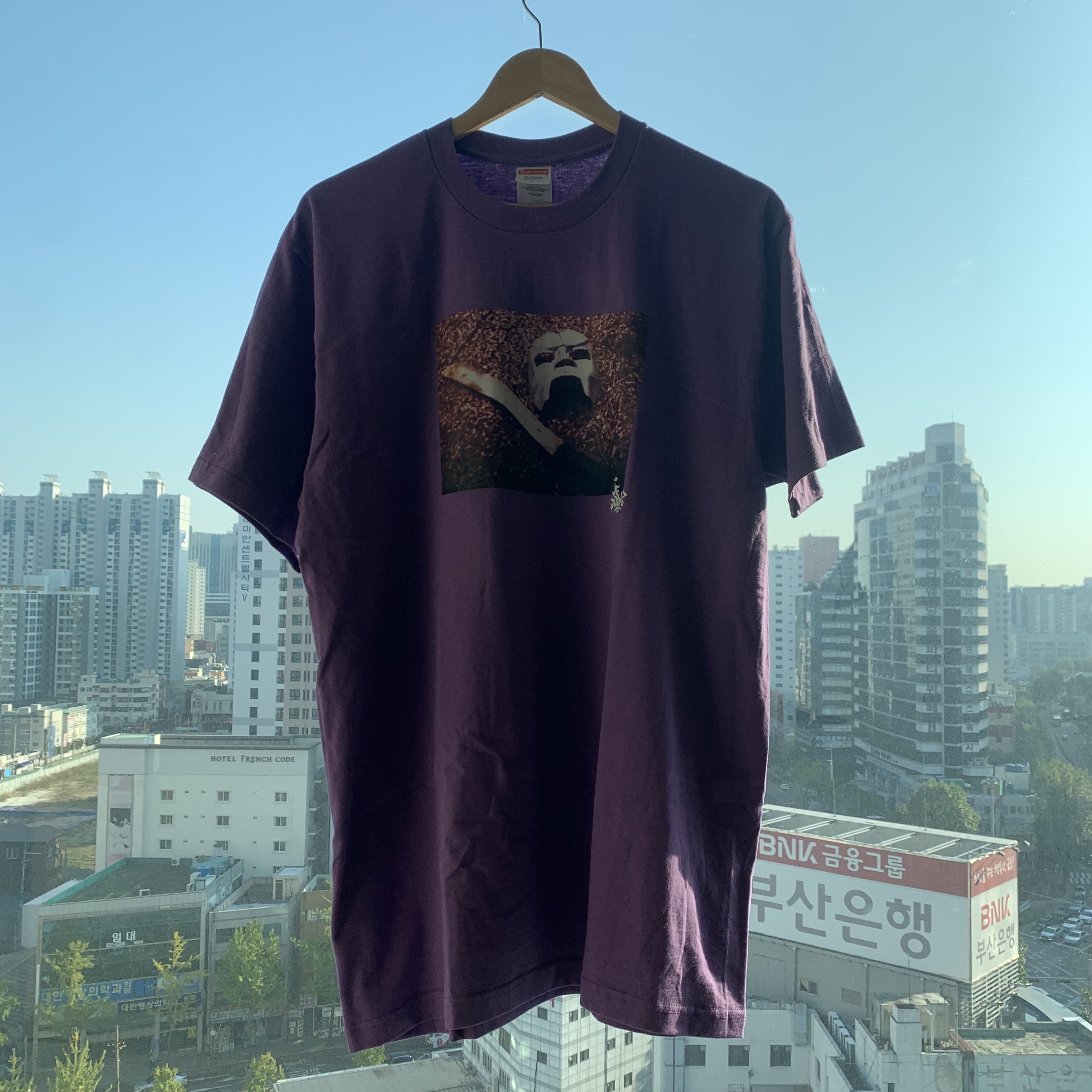 Supreme x MF Doom T-Shirt Dusty Purple - 23FW 착용 스타일 - 1