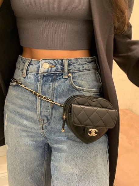 Chanel Clutch with Chain Patent Calfskin Resin & Gold Black White, Chanel Heart Clutch with Chain Lambskin & Gold Purple 착용 스타일 - 2