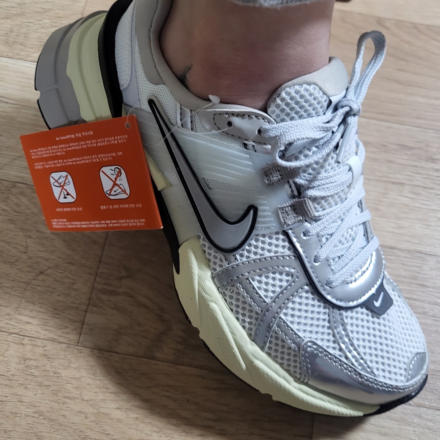 Nike V2K Run Summit White Metallic Silver 착용 스타일