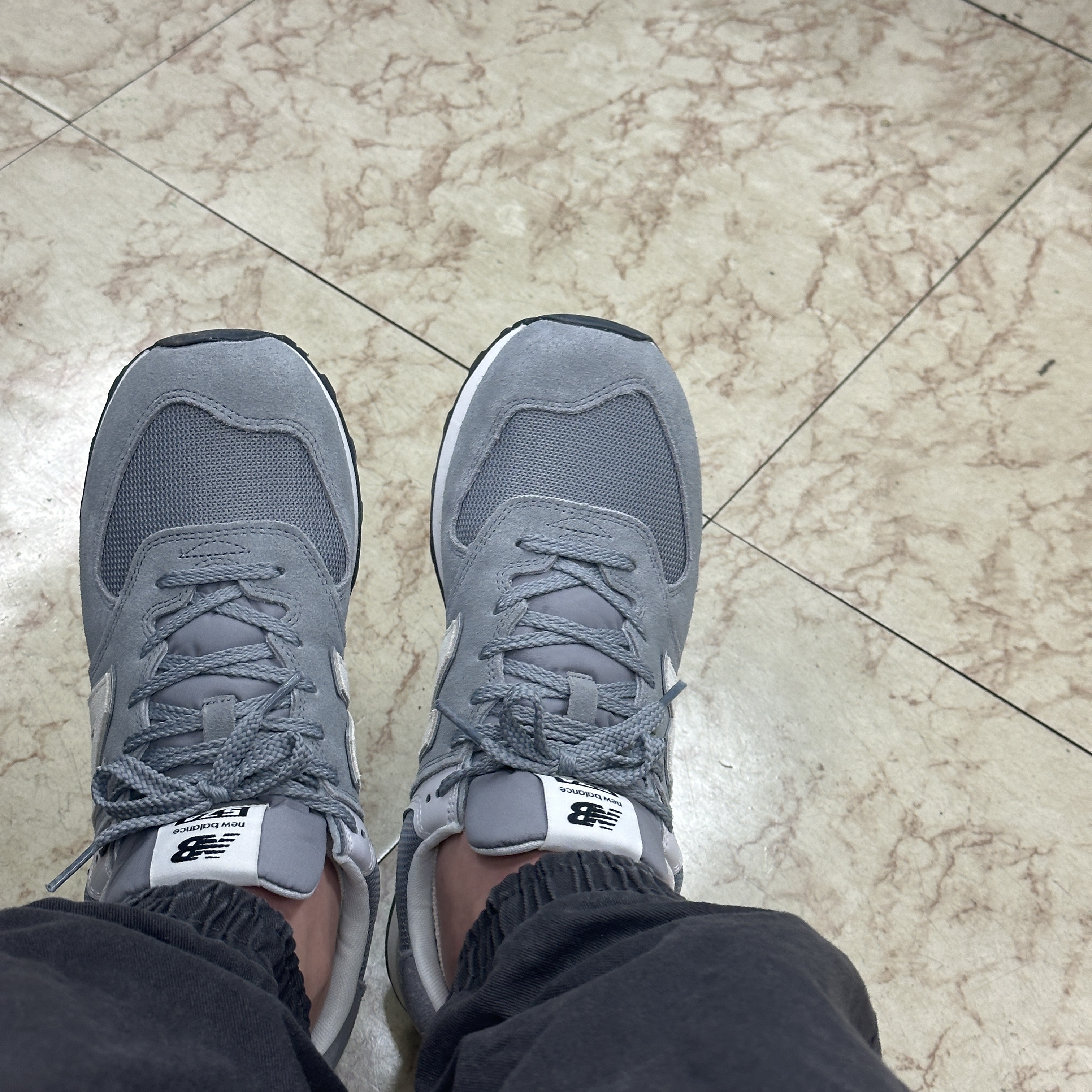 New Balance 574 Classics Reimagined Gray 착용 스타일 - 2
