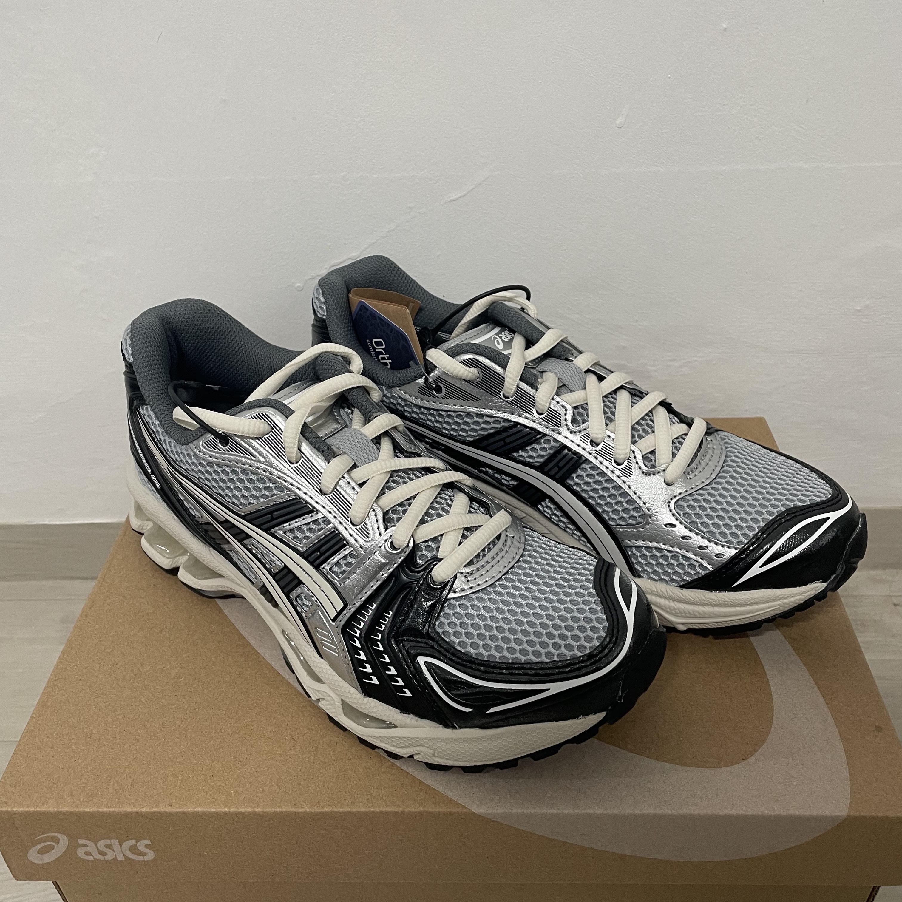 Asics Gel-Kayano 14 Black Glacier Grey 착용 스타일 - 2