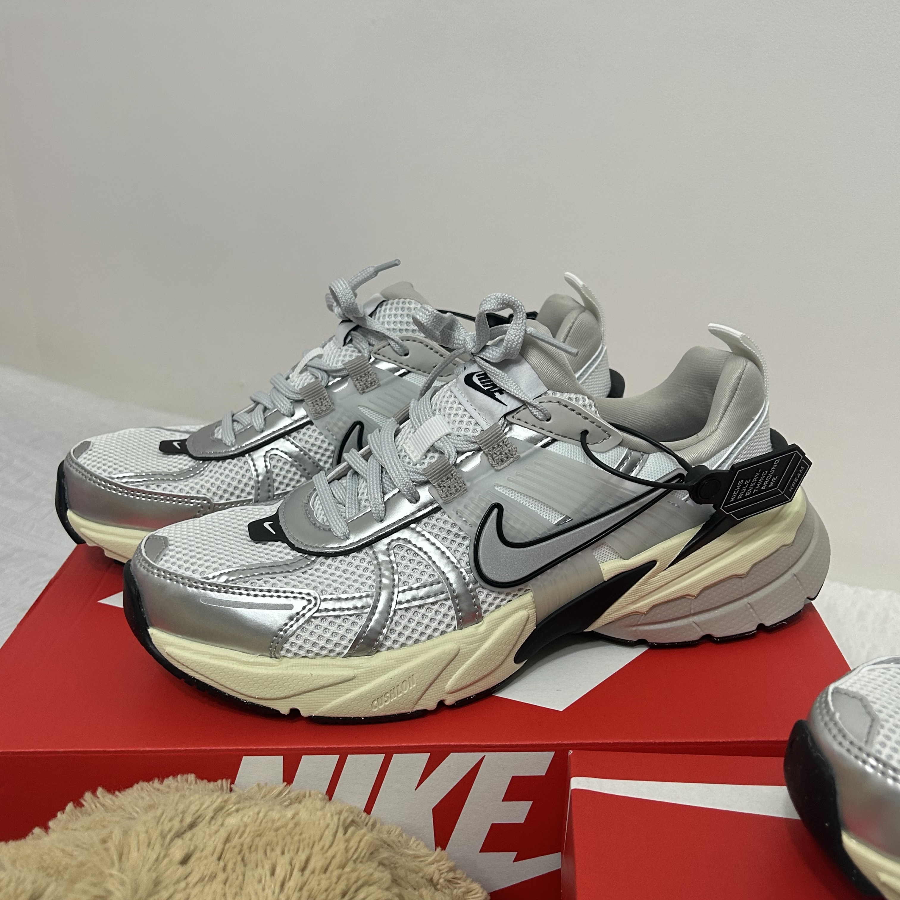 Nike V2K Run Summit White Metallic Silver 착용 스타일